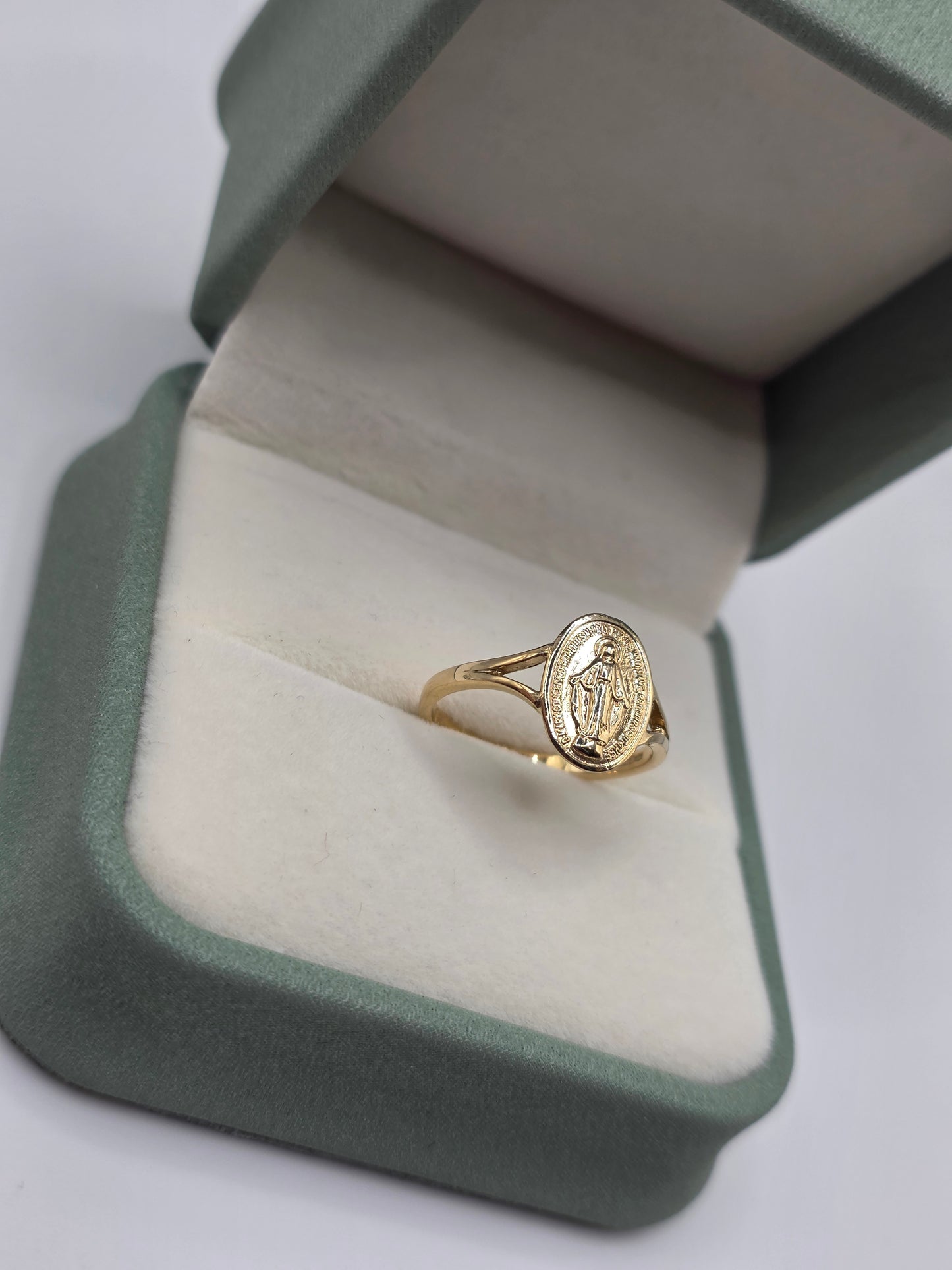 9ct gold st mary ring