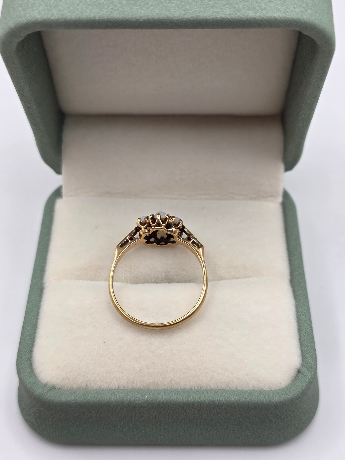 Vintage 9ct gold opal cluster ring