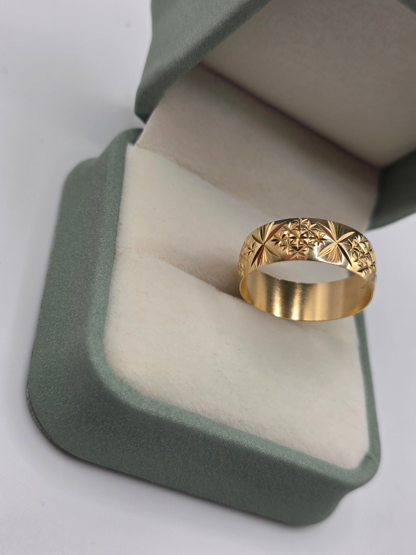 9ct gold patterned eternity ring
