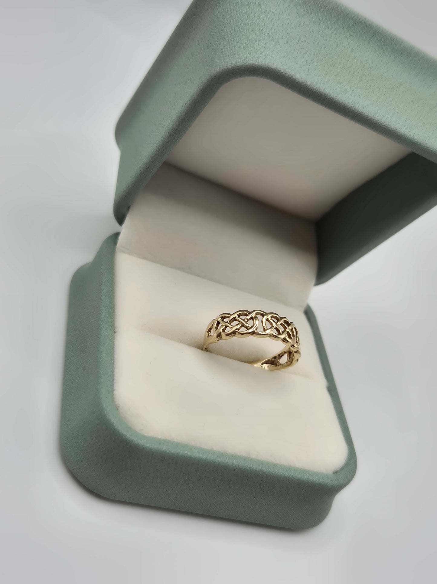 9ct gold celtic ring