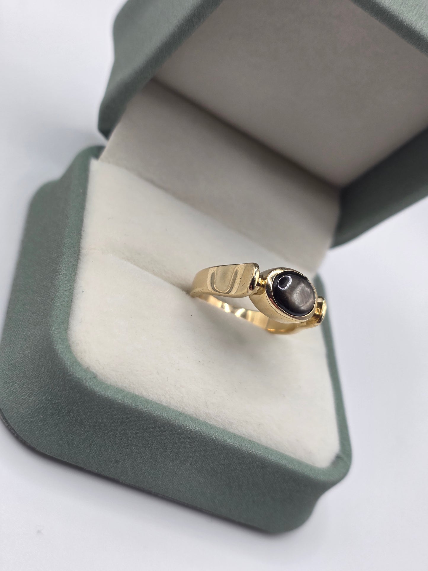9ct gold star sapphire ring