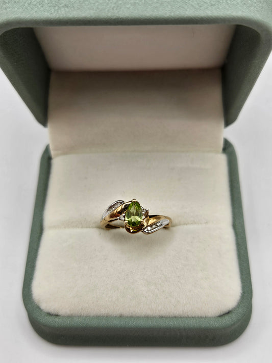 9ct two tone peridot and diamond ring