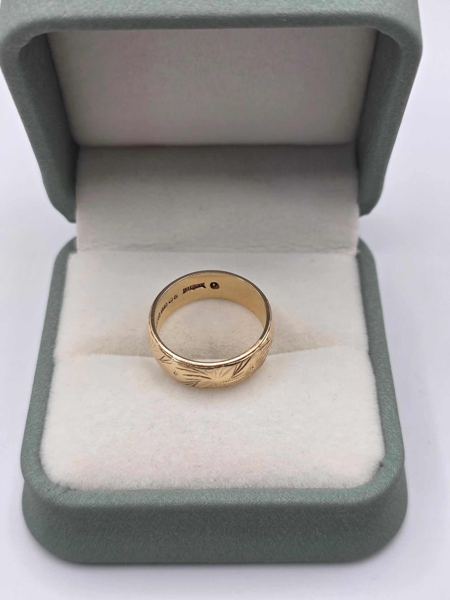 9ct gold patterned band ring