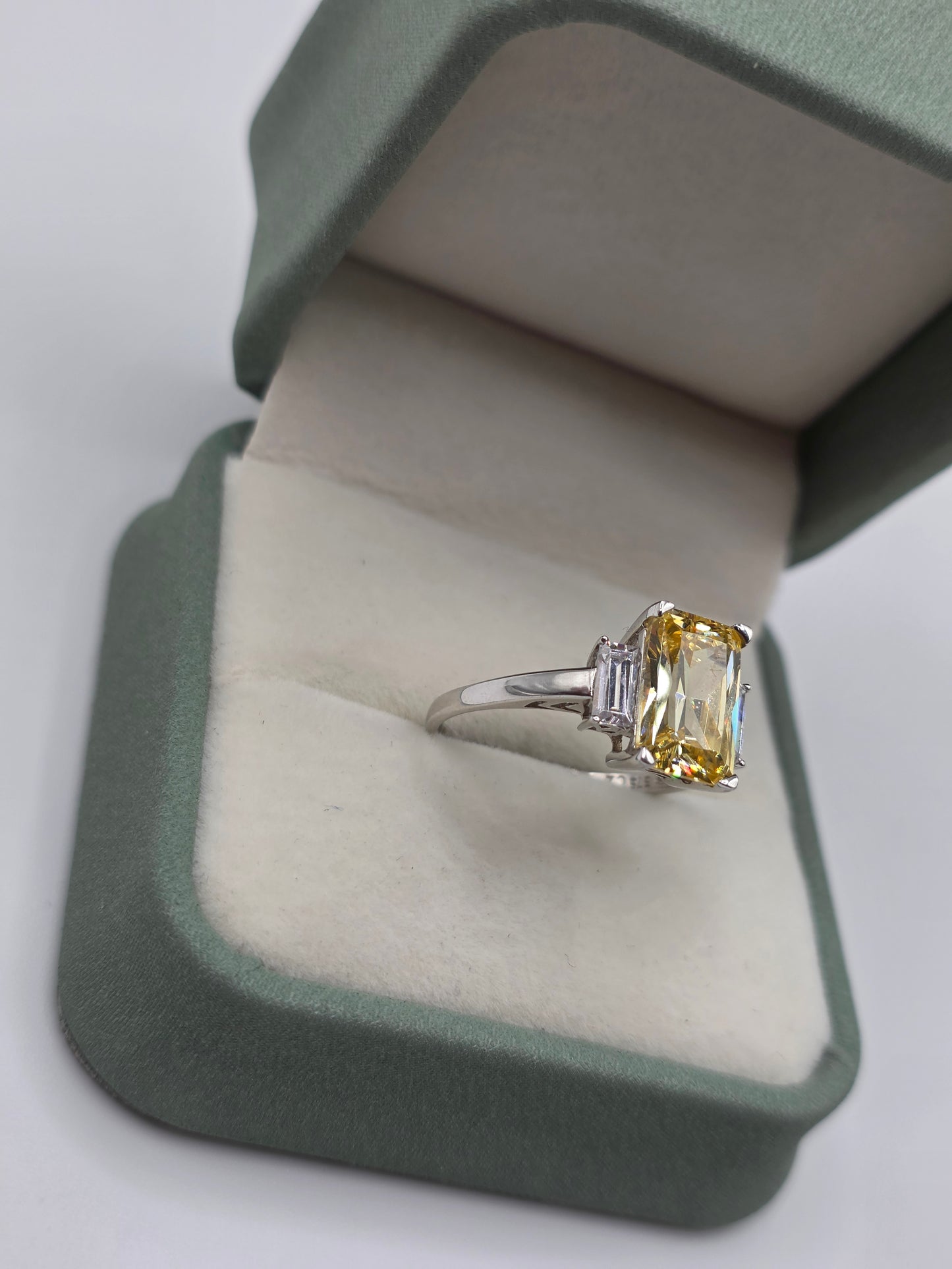 9ct white gold zircon ring