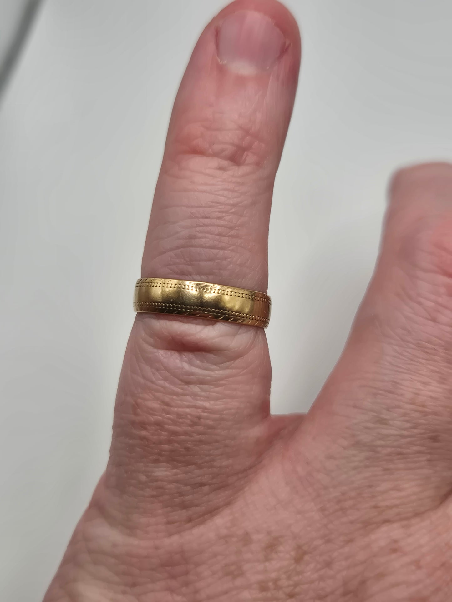 9ct gold patterned band ring