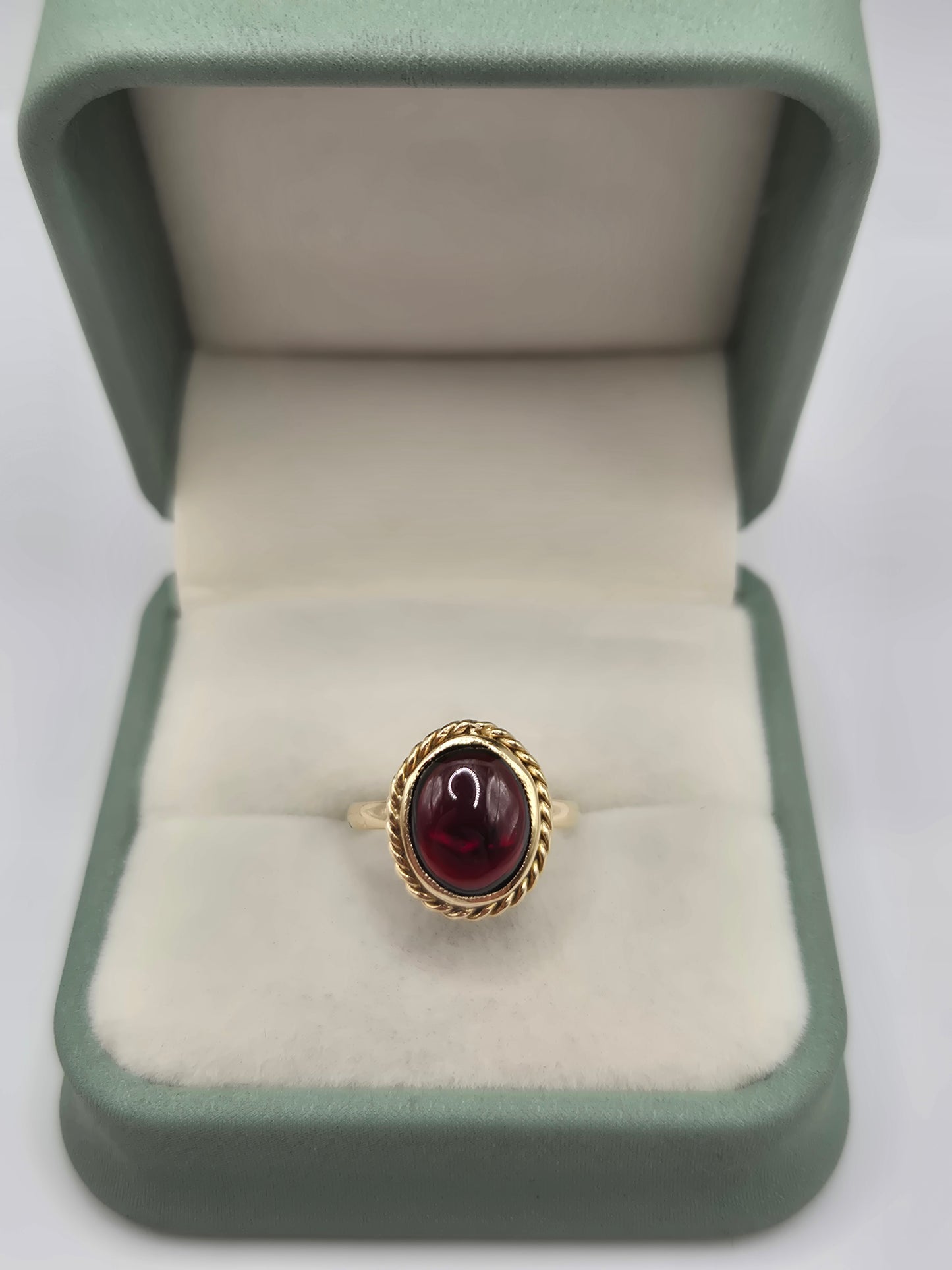 9ct gold cabochon garnet ring