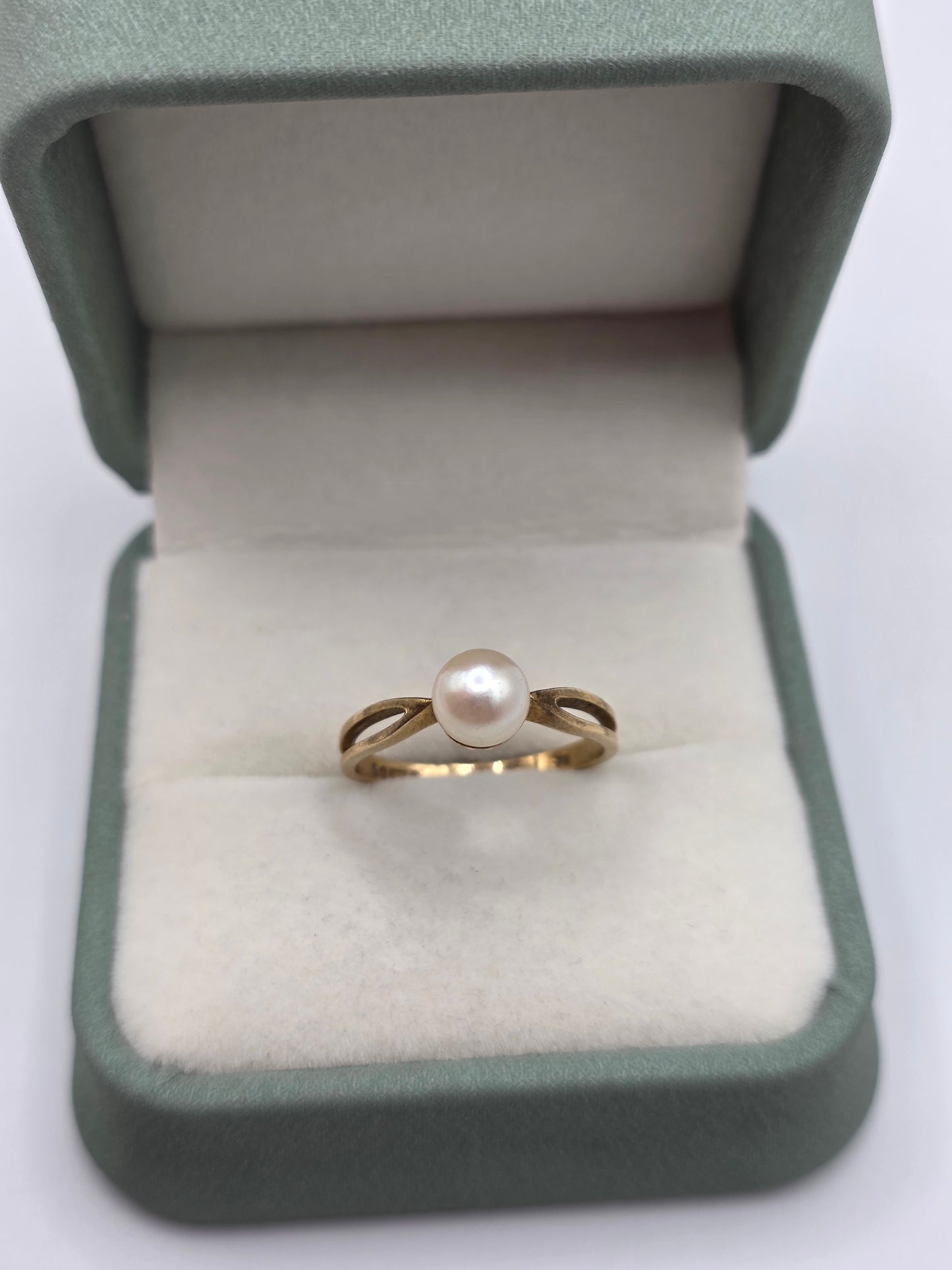 9ct gold pearl ring