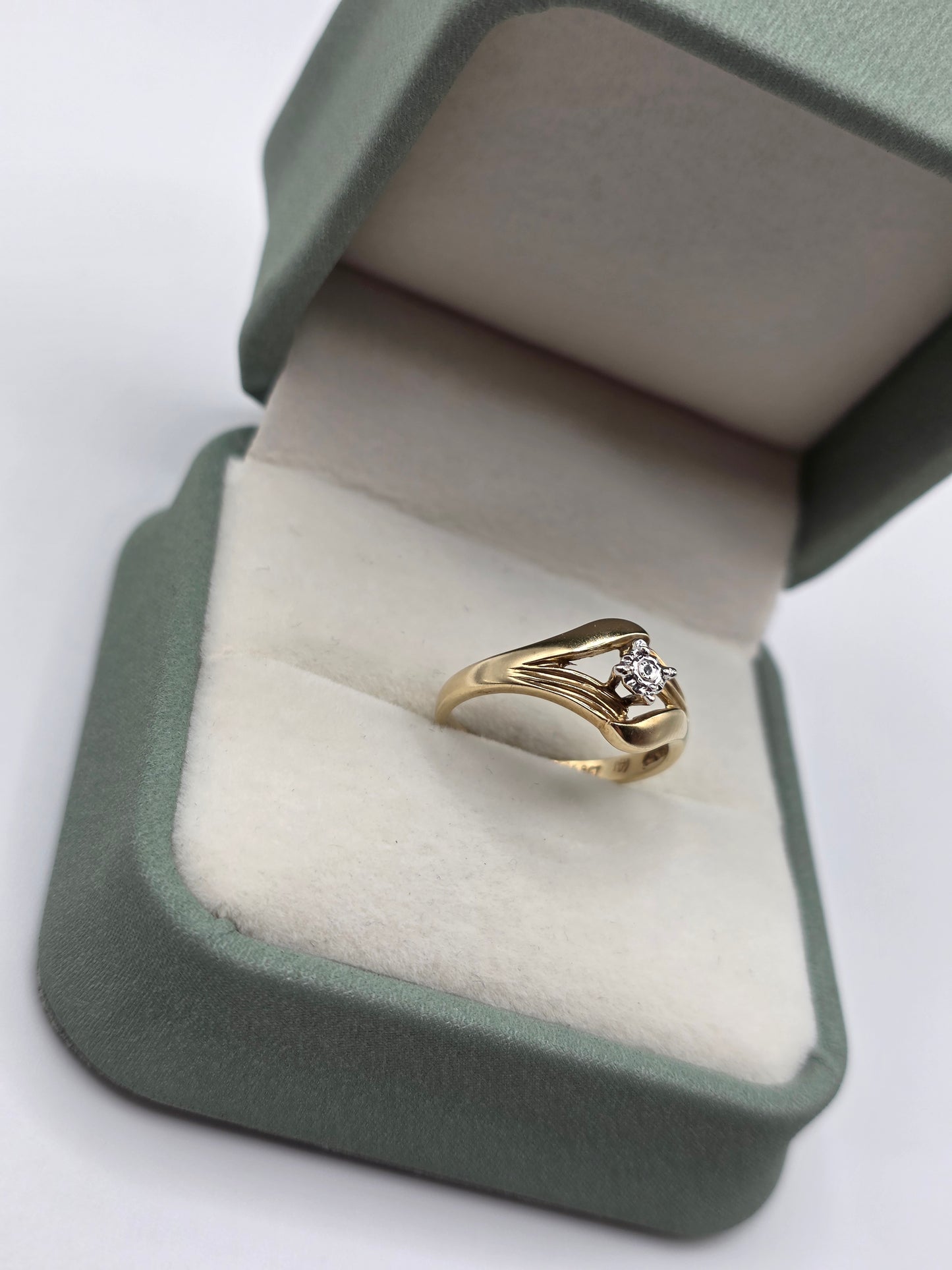 9ct gold diamond ring