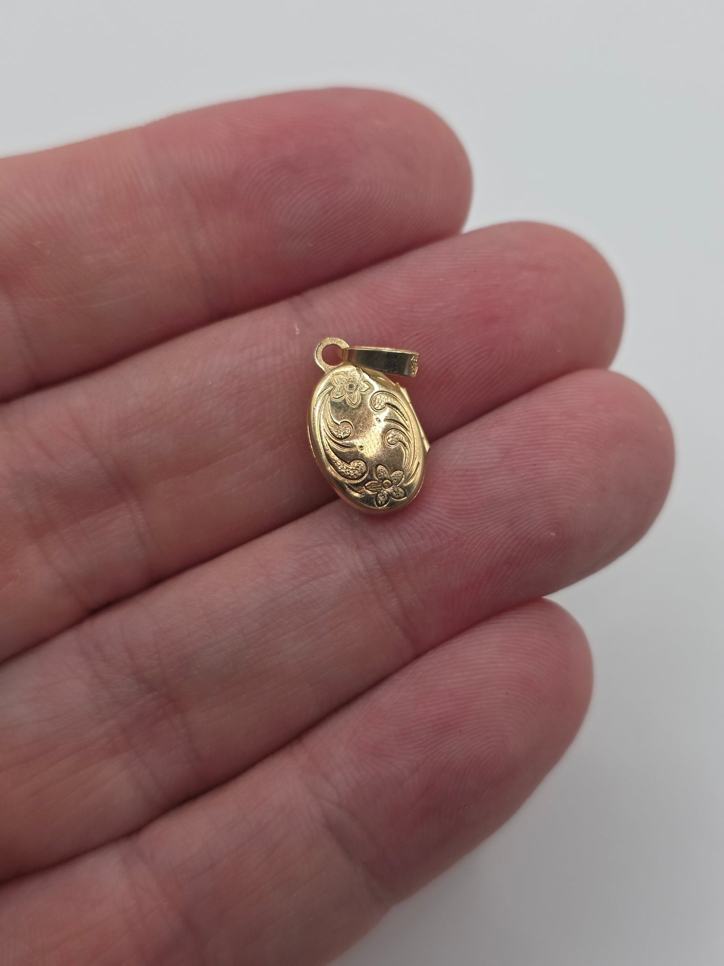 9ct gold floral locket pendant