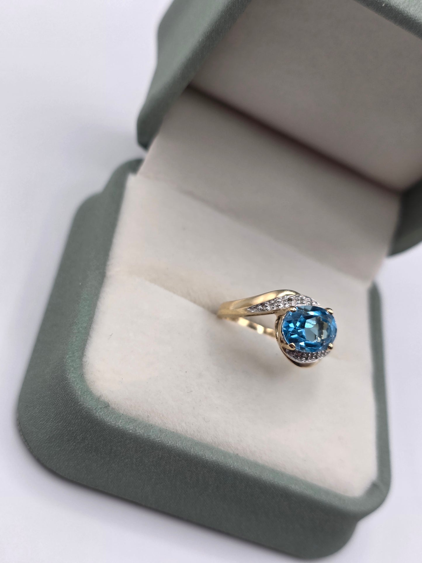 9ct gold topaz and diamond ring