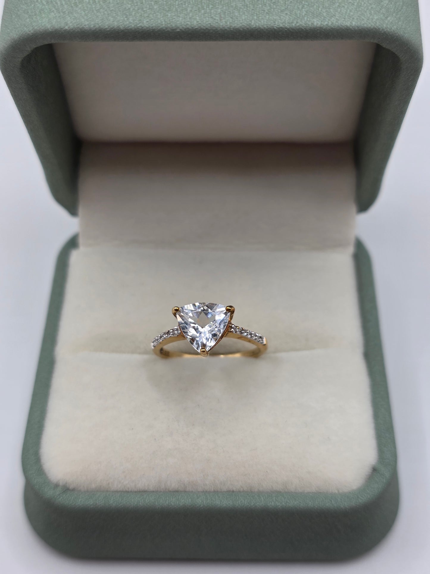 9ct gold white zircon ring