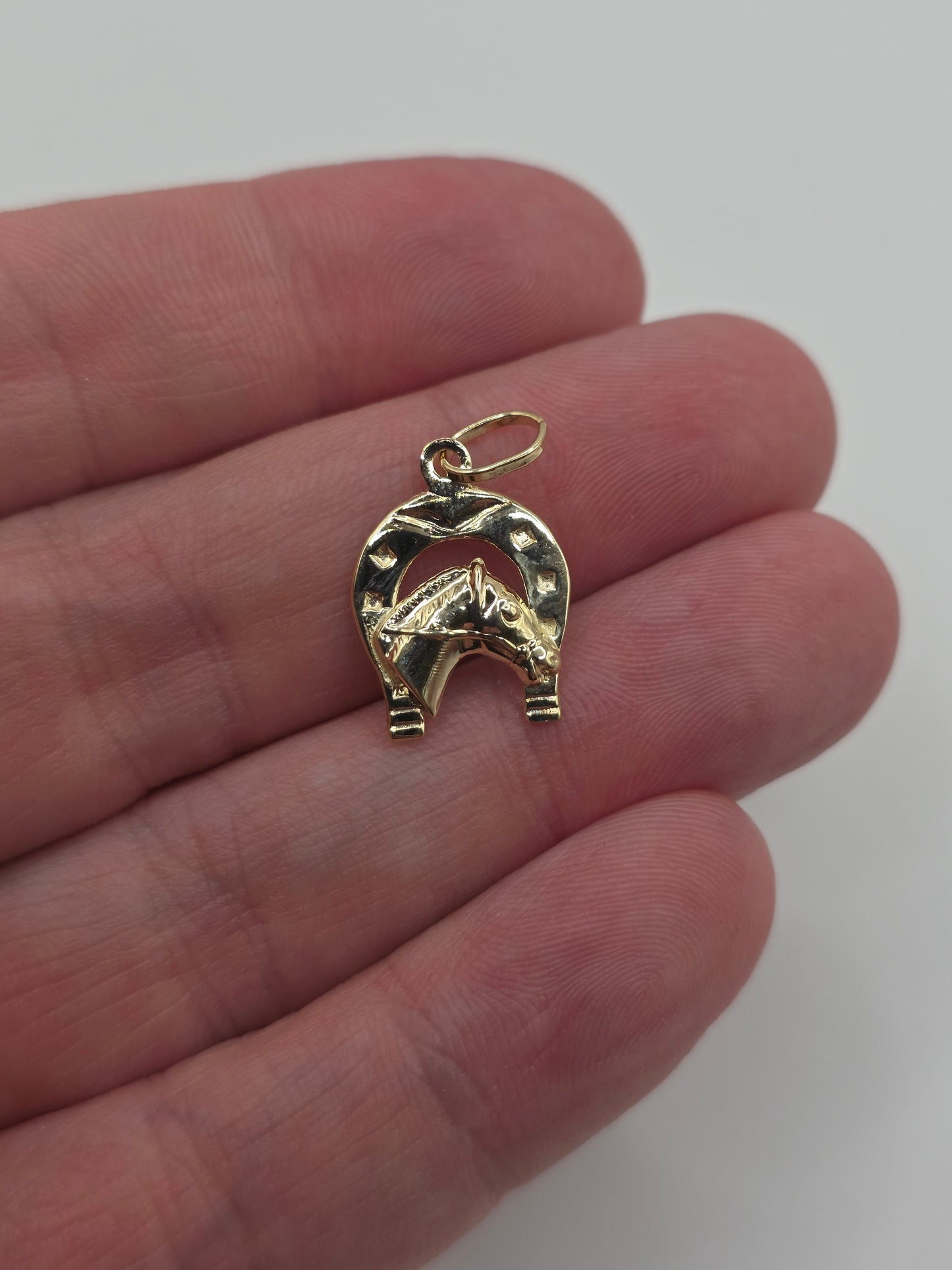 9ct gold horse shoe pendant