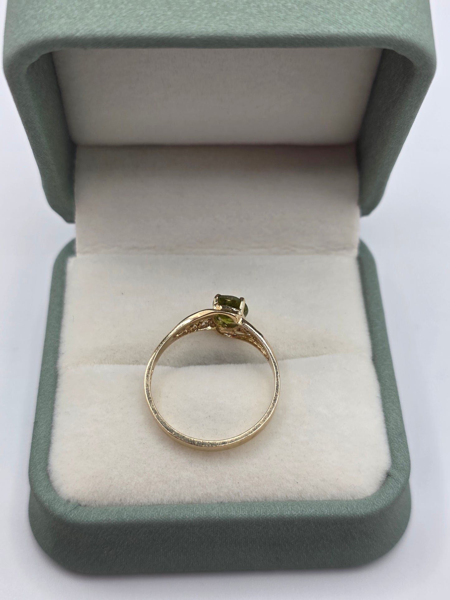 9ct gold peridot ring