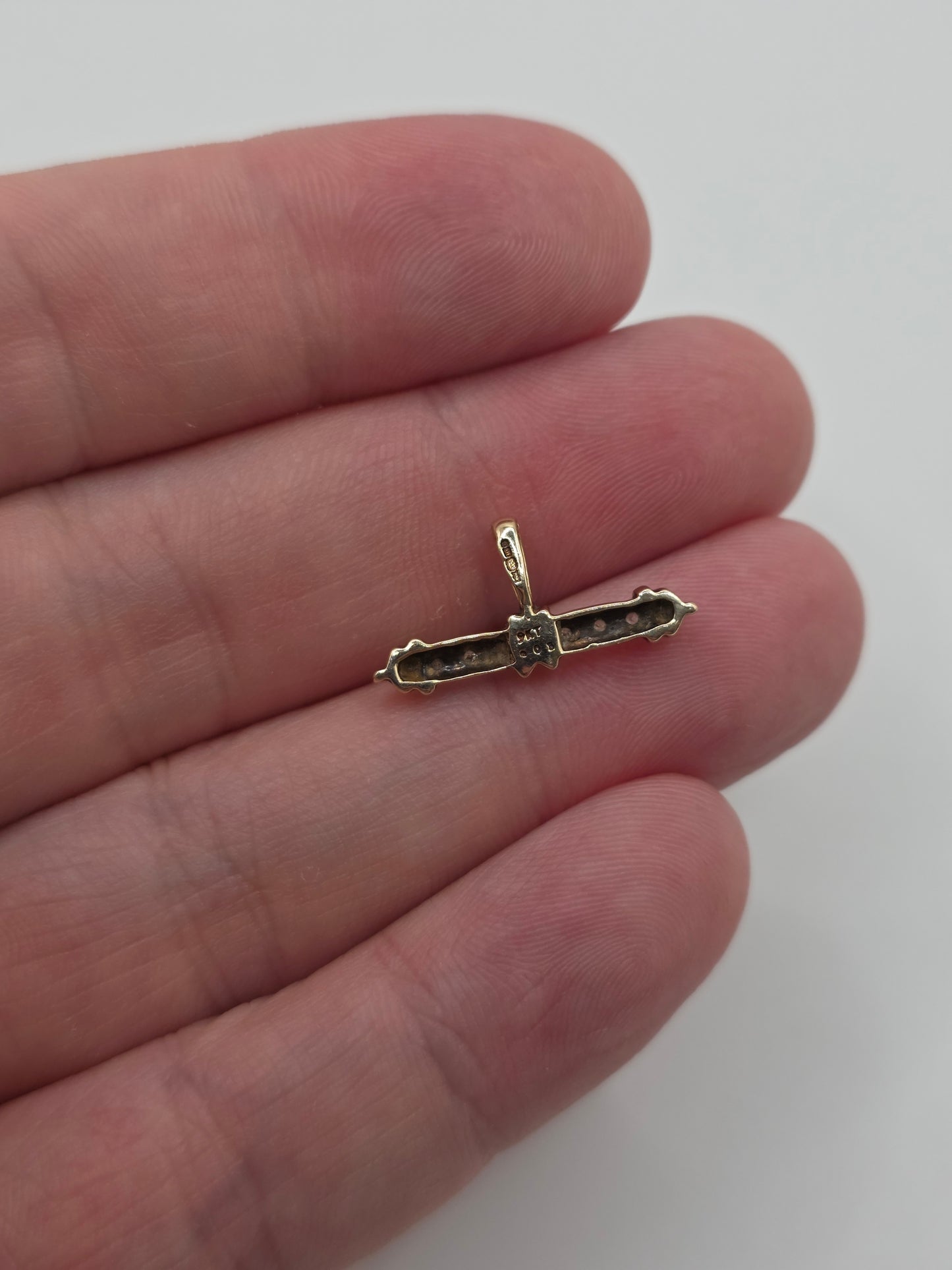 9ct gold diamond T-Bar pendant