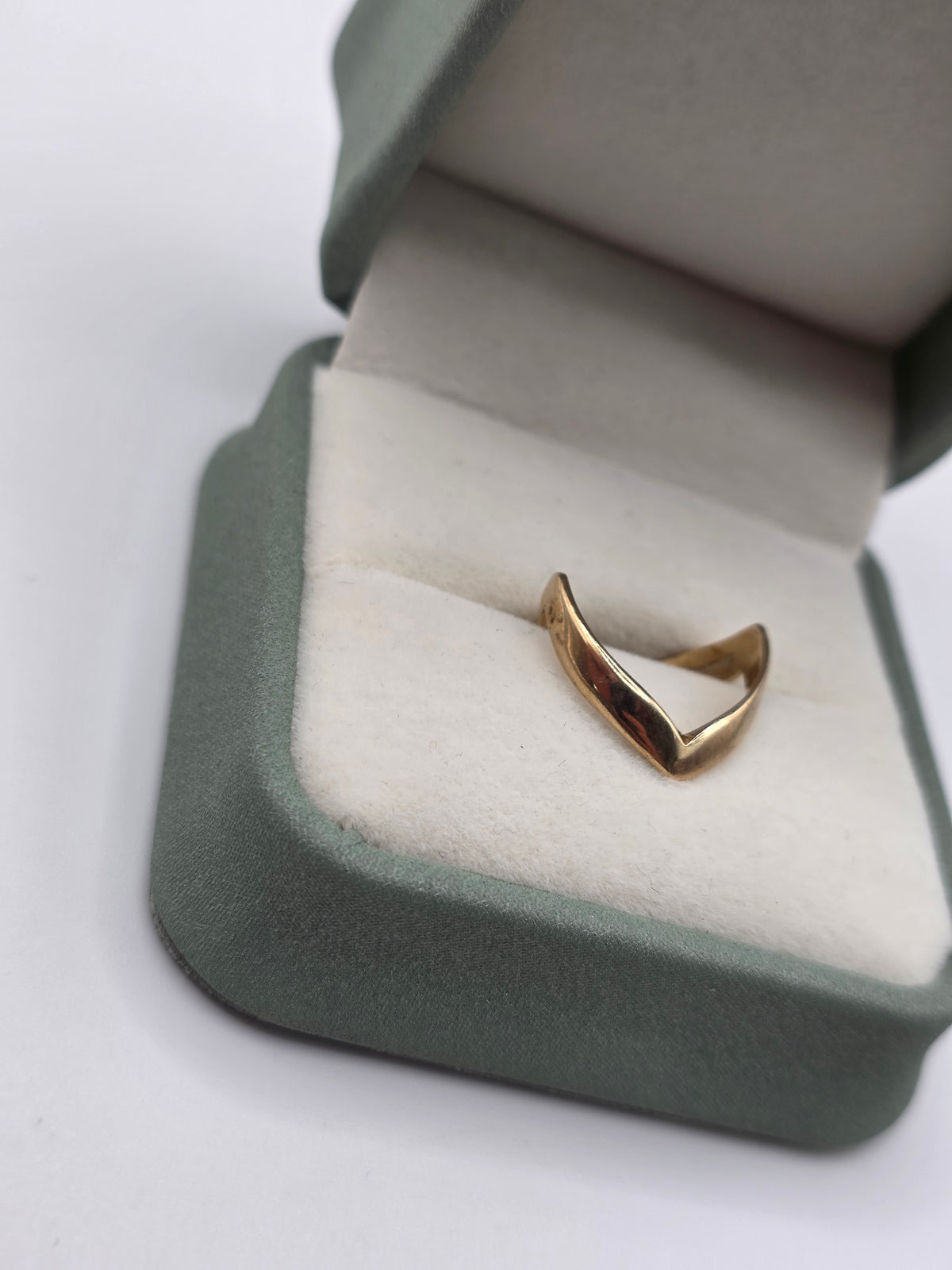 9ct gold wishbone ring