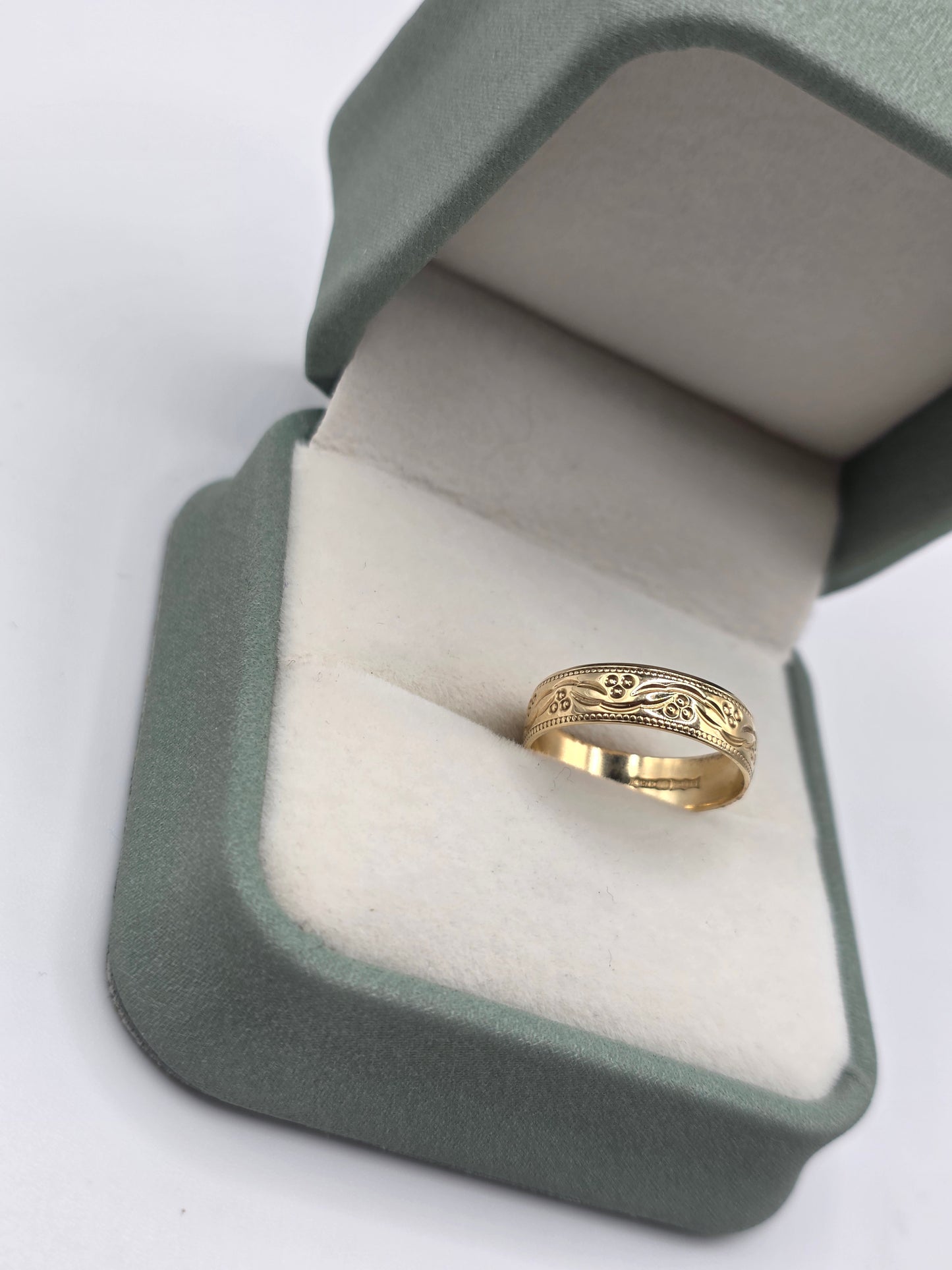 9ct gold patterned band ring