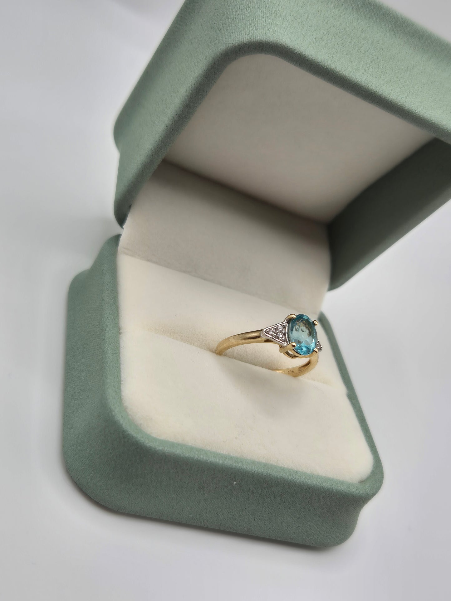 9ct gold topaz and cz ring