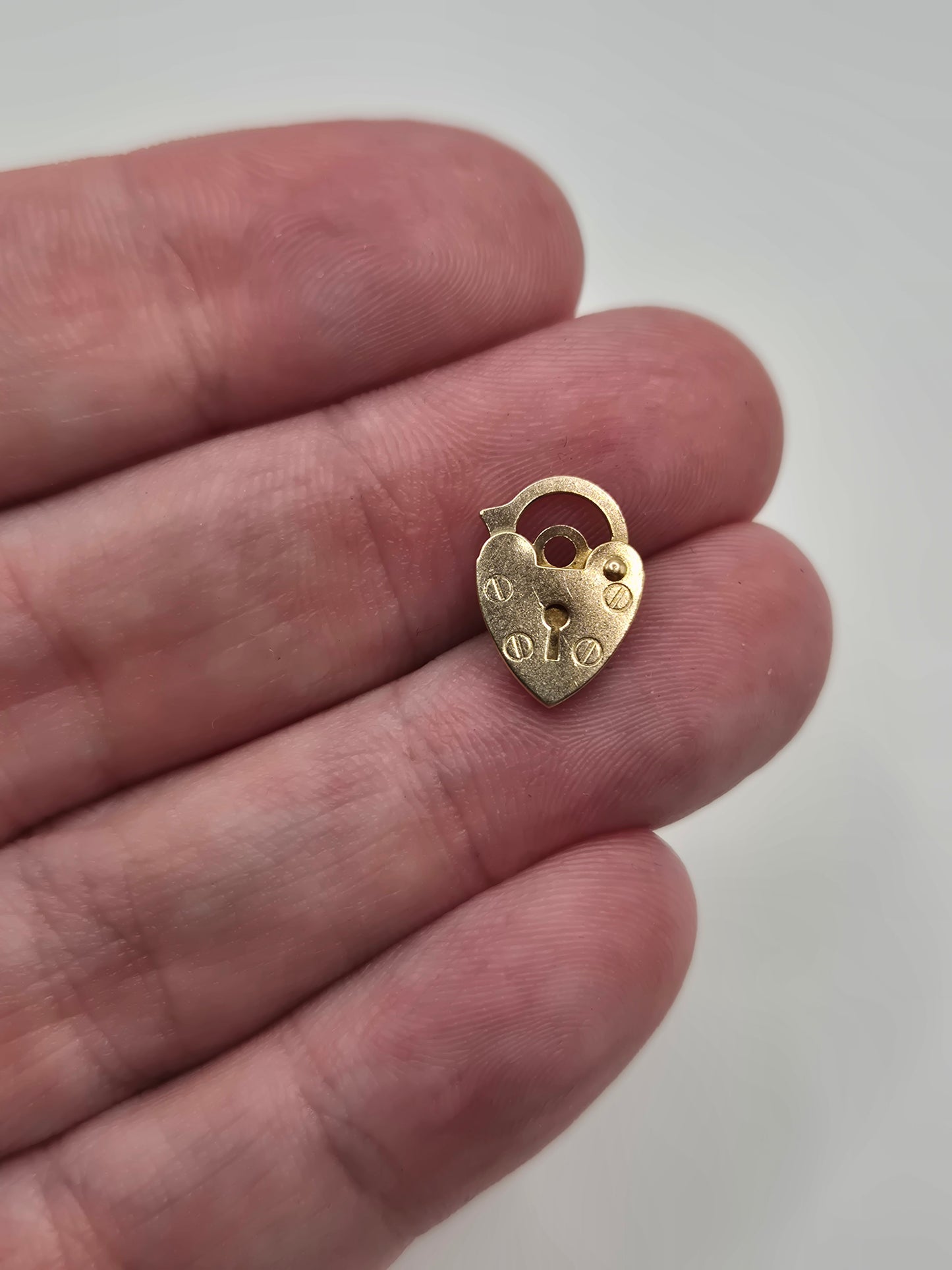 9ct gold padlock (20)