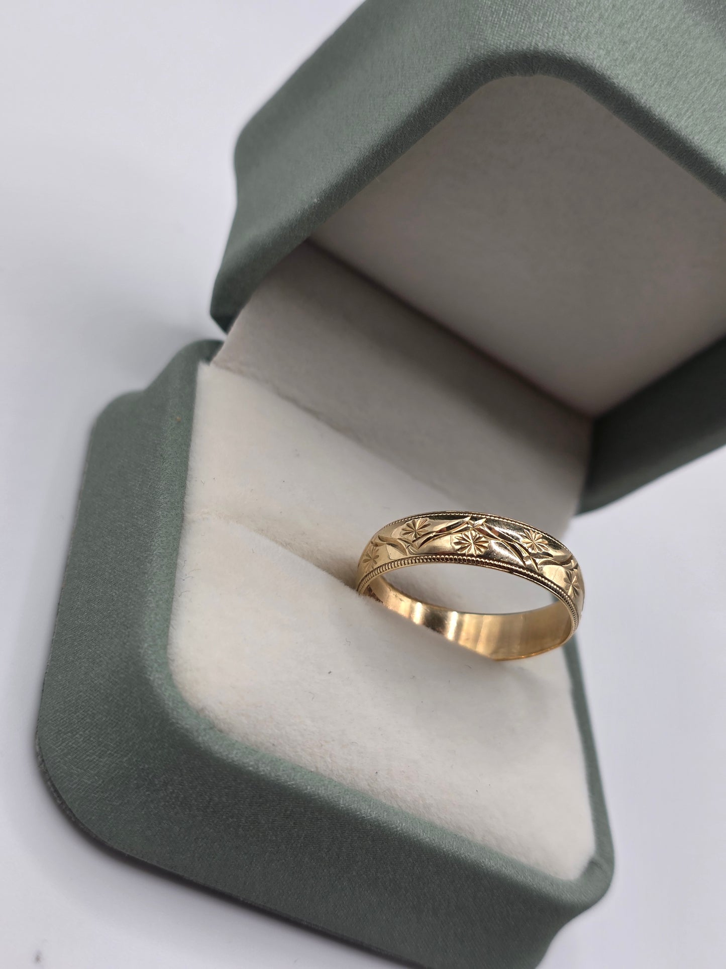 9ct gold pattened band ring