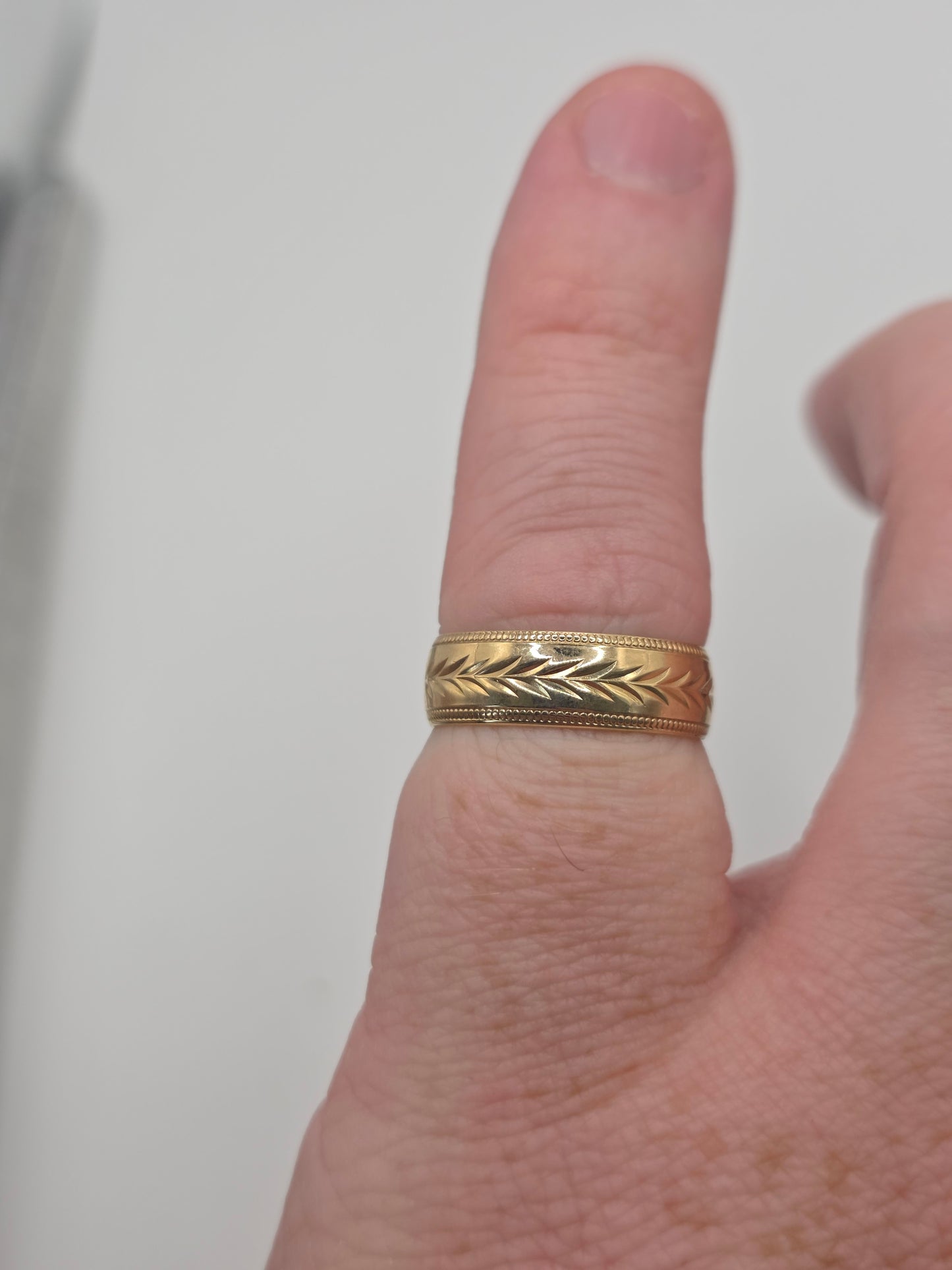 9ct gold patterned band ring
