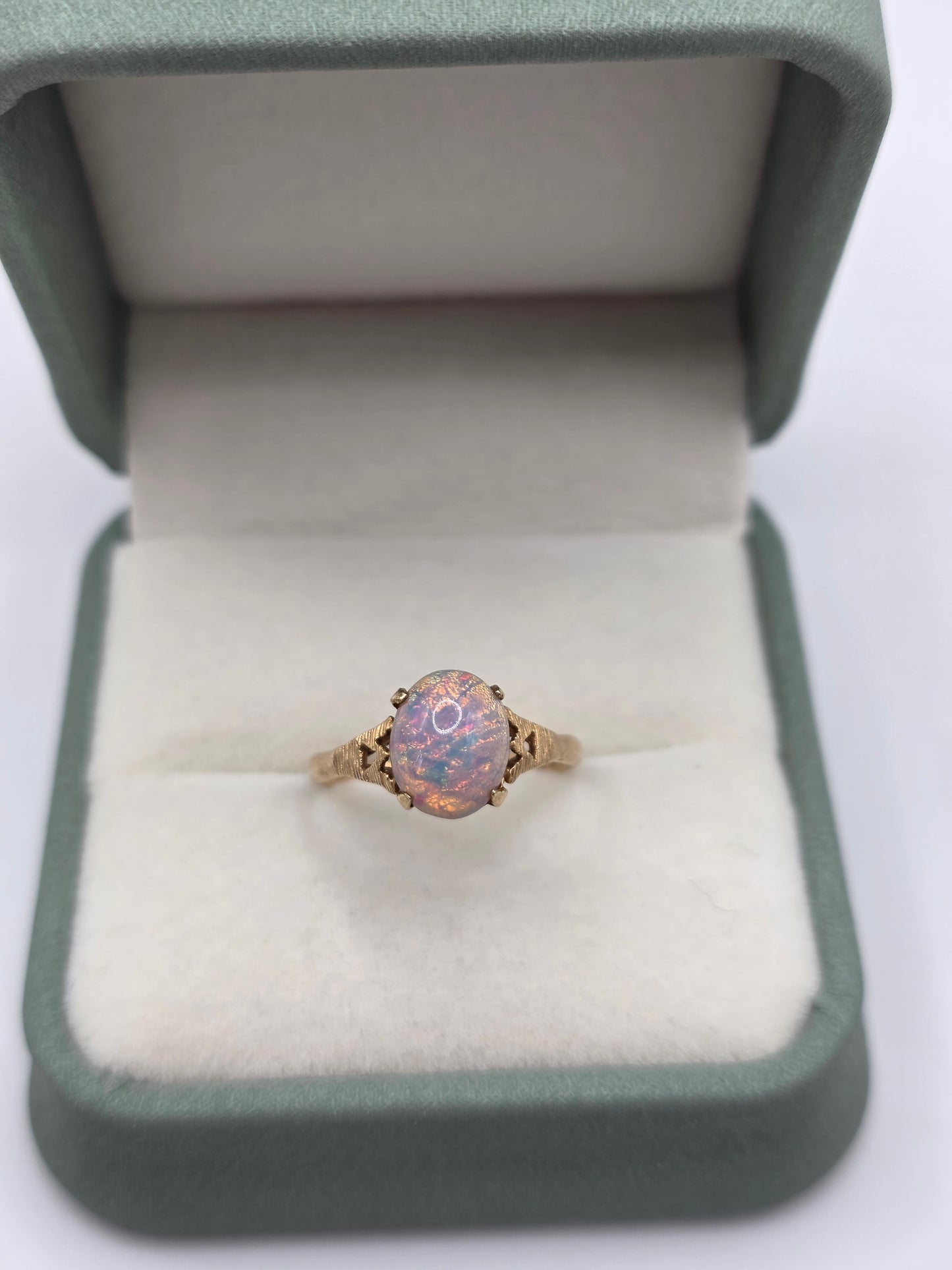 Vintage 9ct gold opal doublet ring