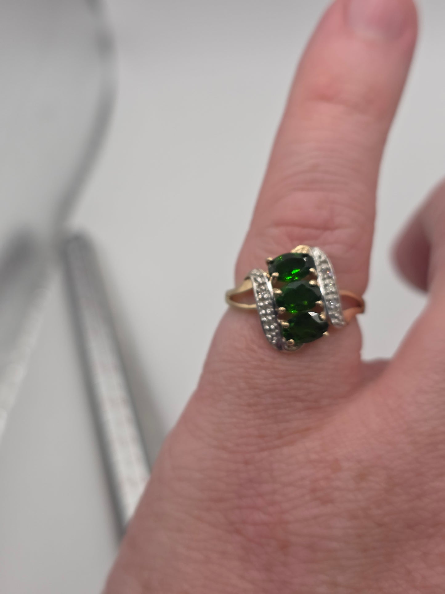 9ct gold diopside and diamond ring