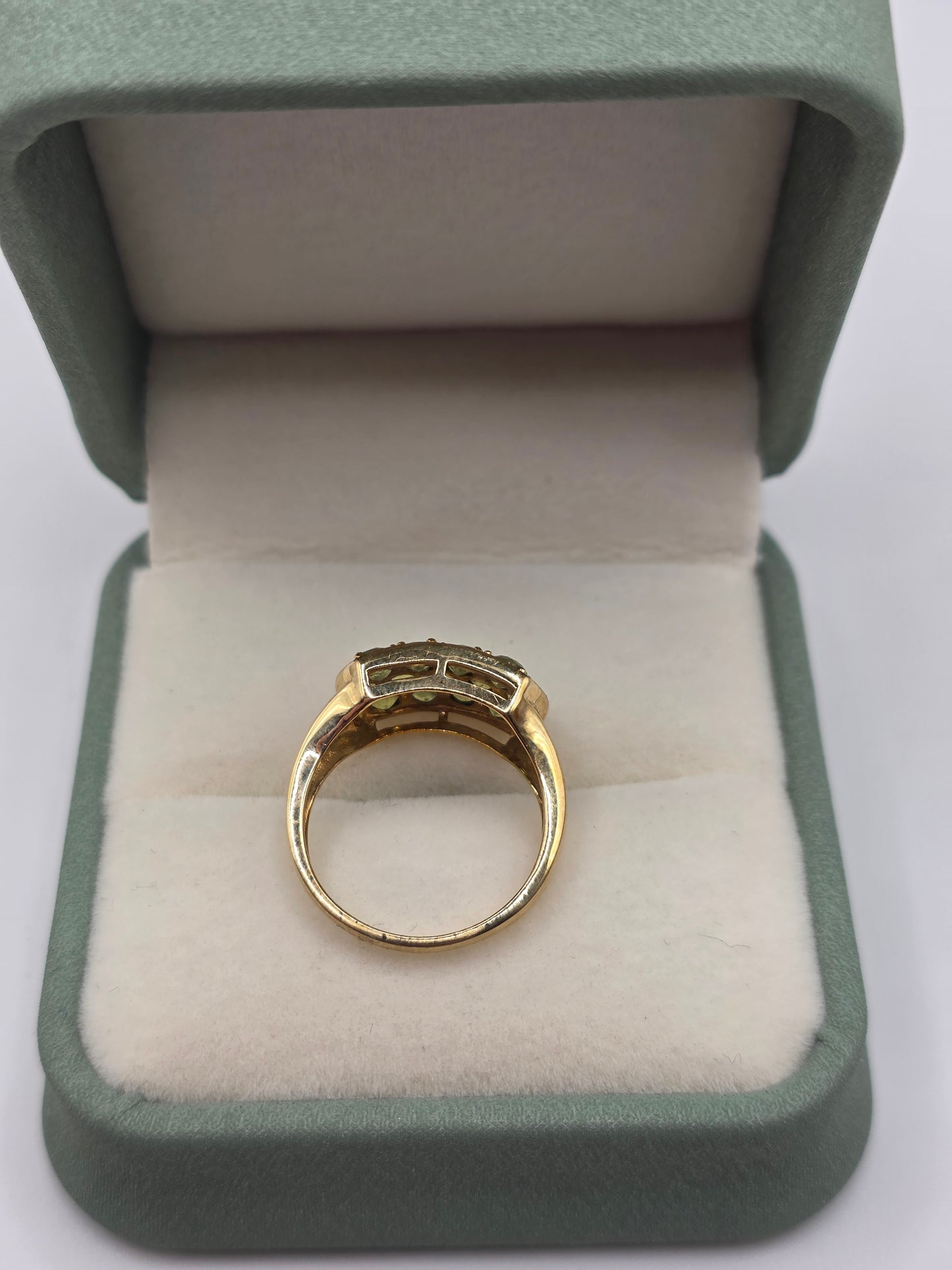 9ct gold green sapphire ring
