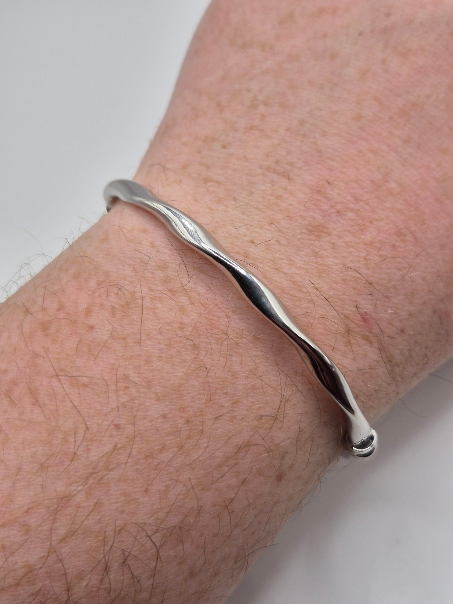 9ct white gold bangle