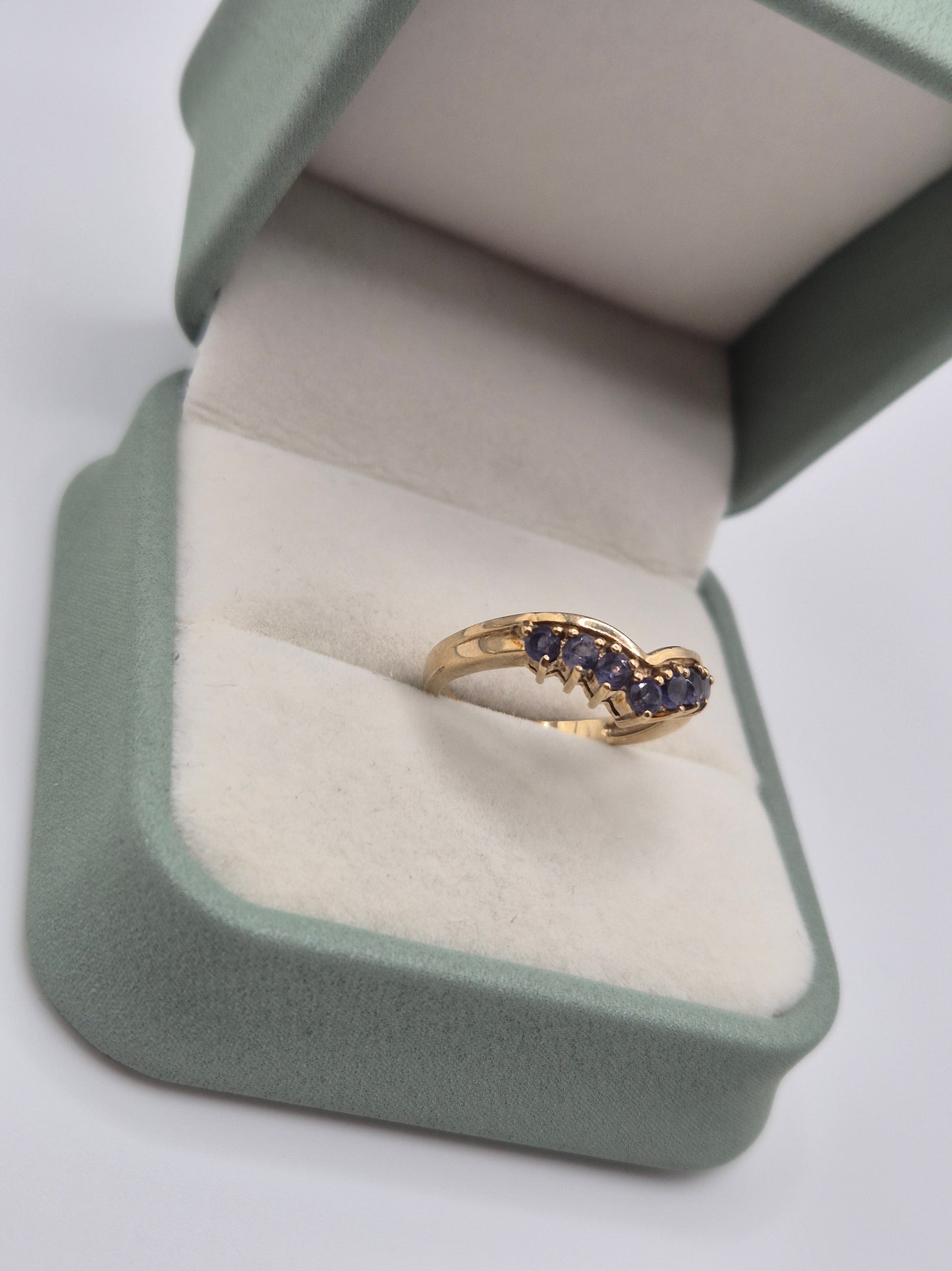 9ct gold tanzanite wishbone ring