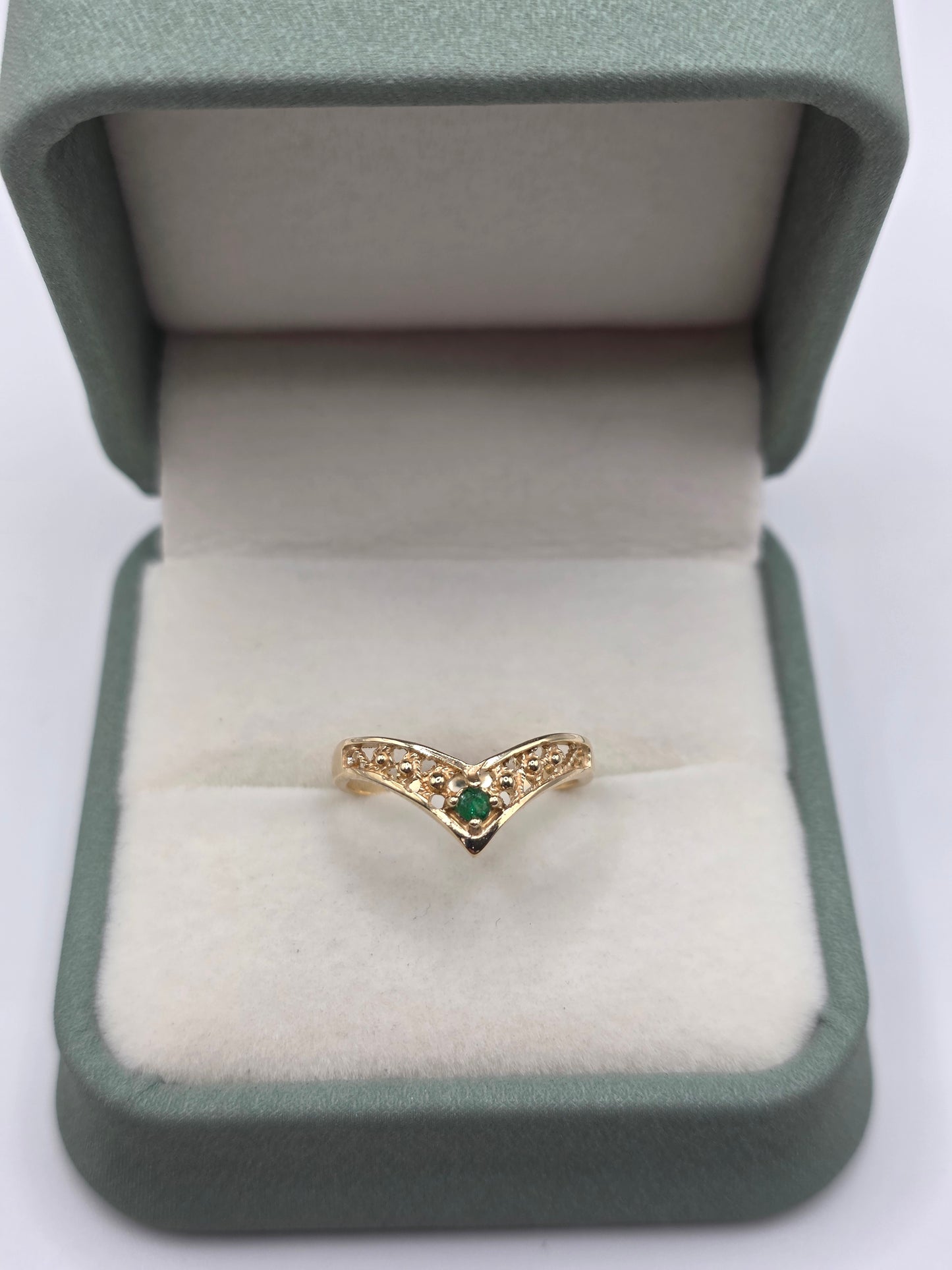 9ct gold emerald wishbone ring