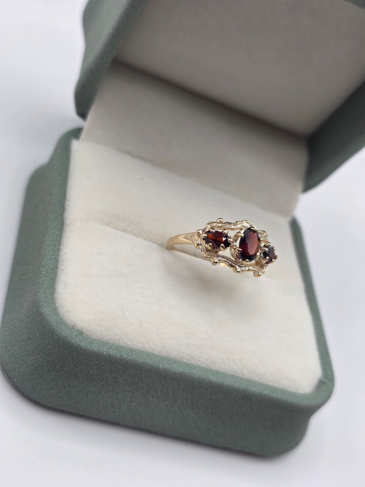 9ct gold garnet ring