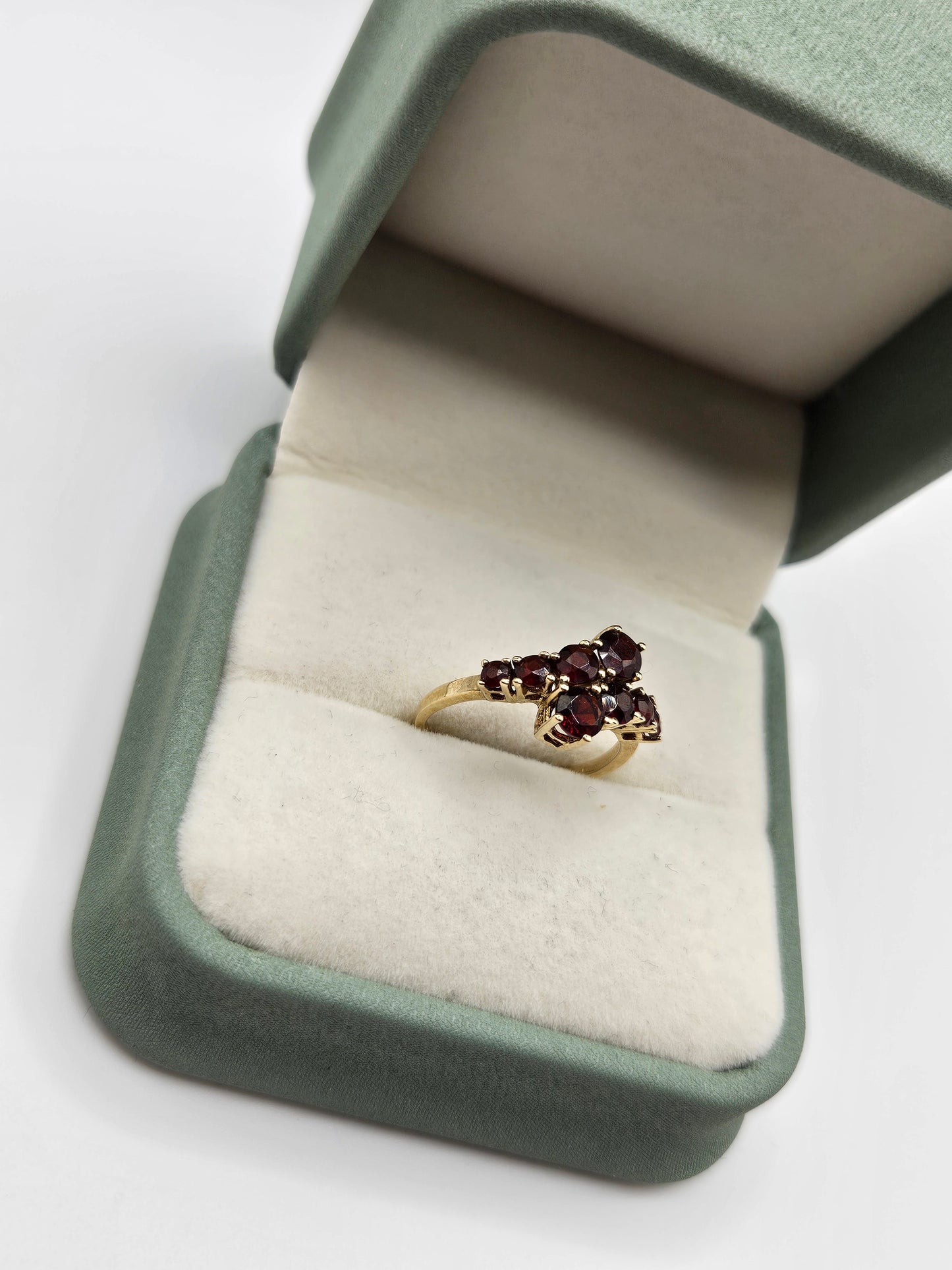 9ct gold garnet ring