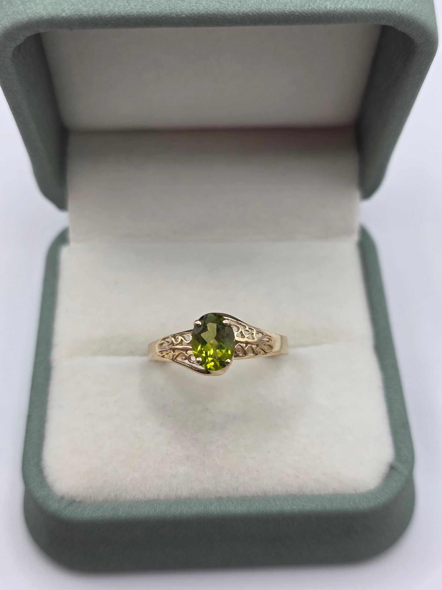 9ct gold peridot ring