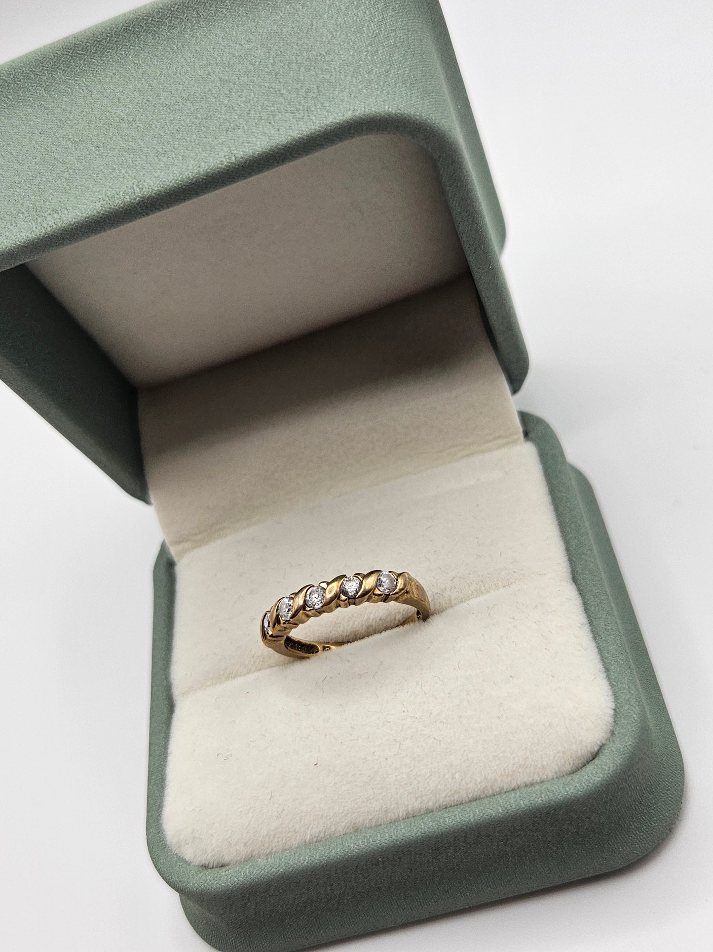 9ct gold cz ring