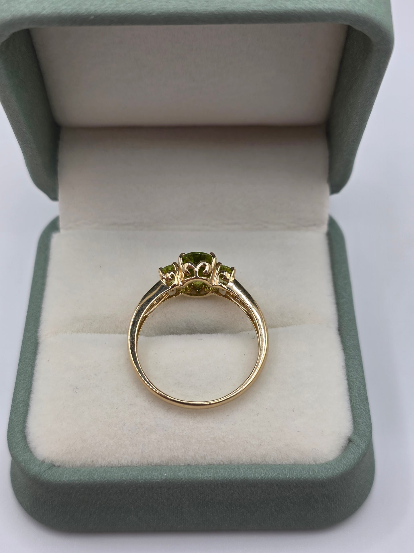 9ct gold peridot ring