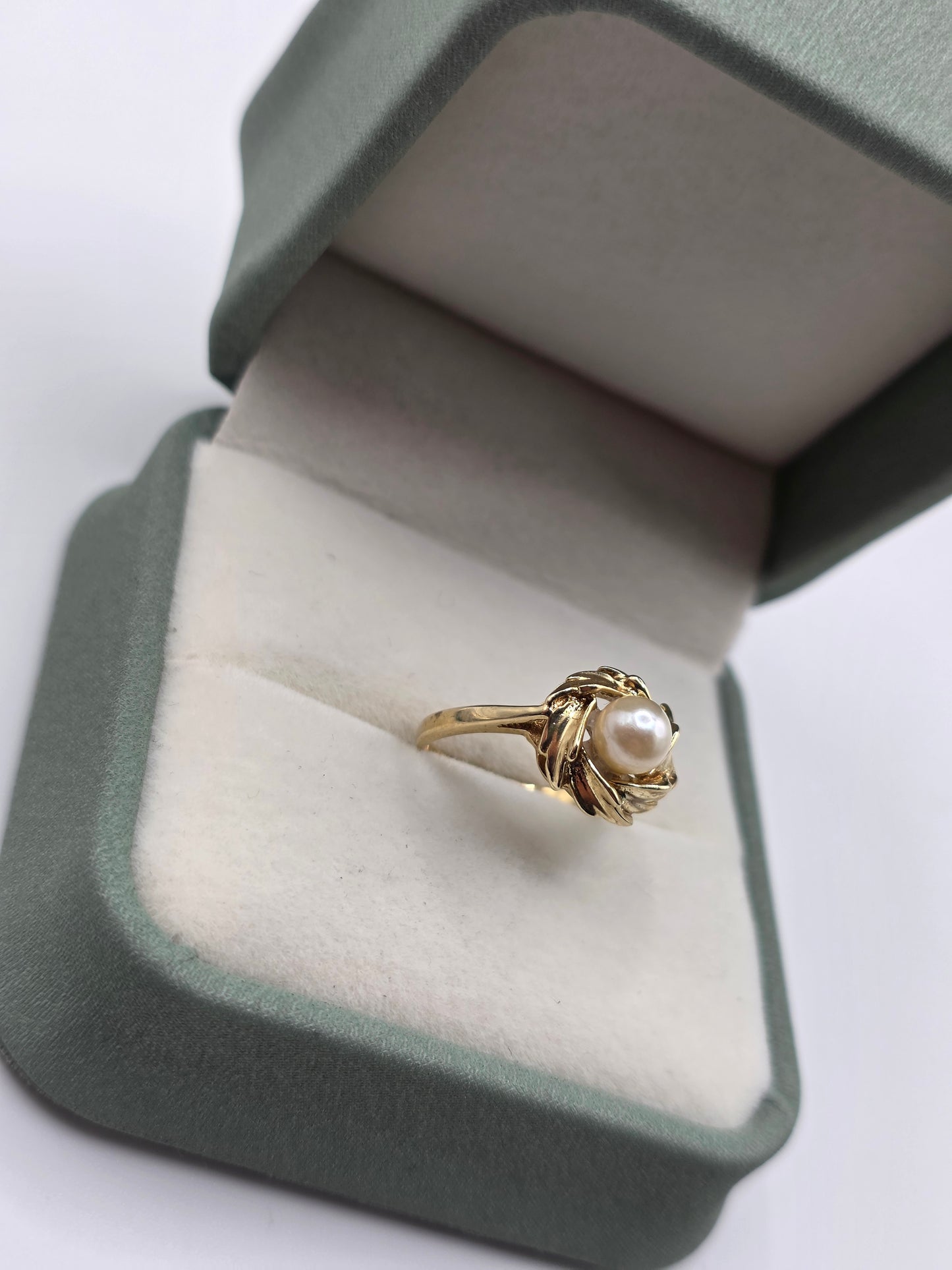 9ct gold pearl ring