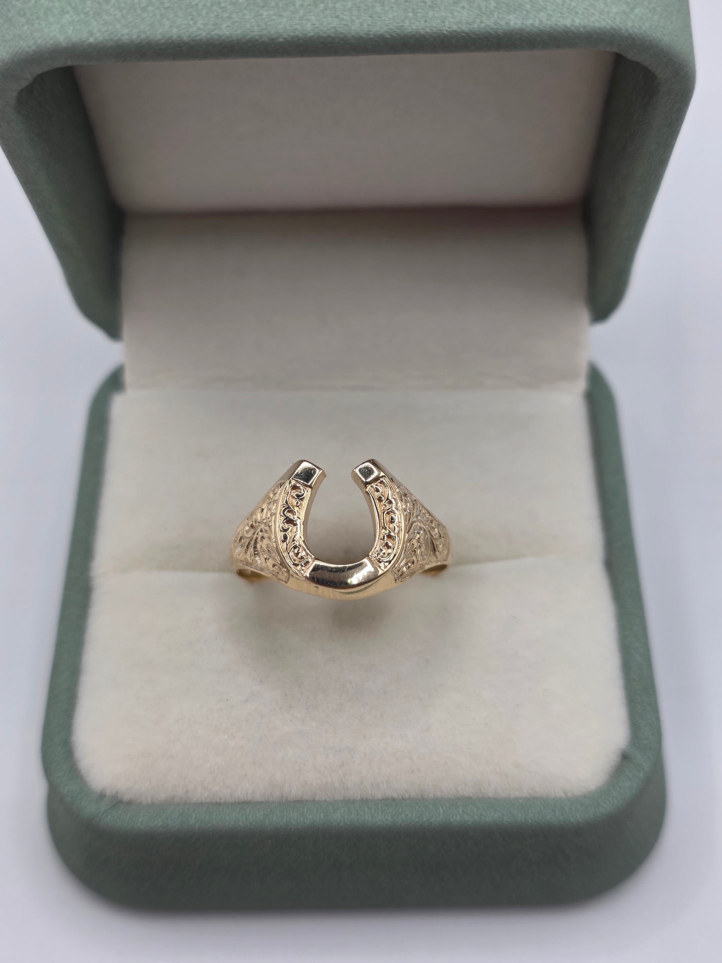 9ct gold horse shoe ring