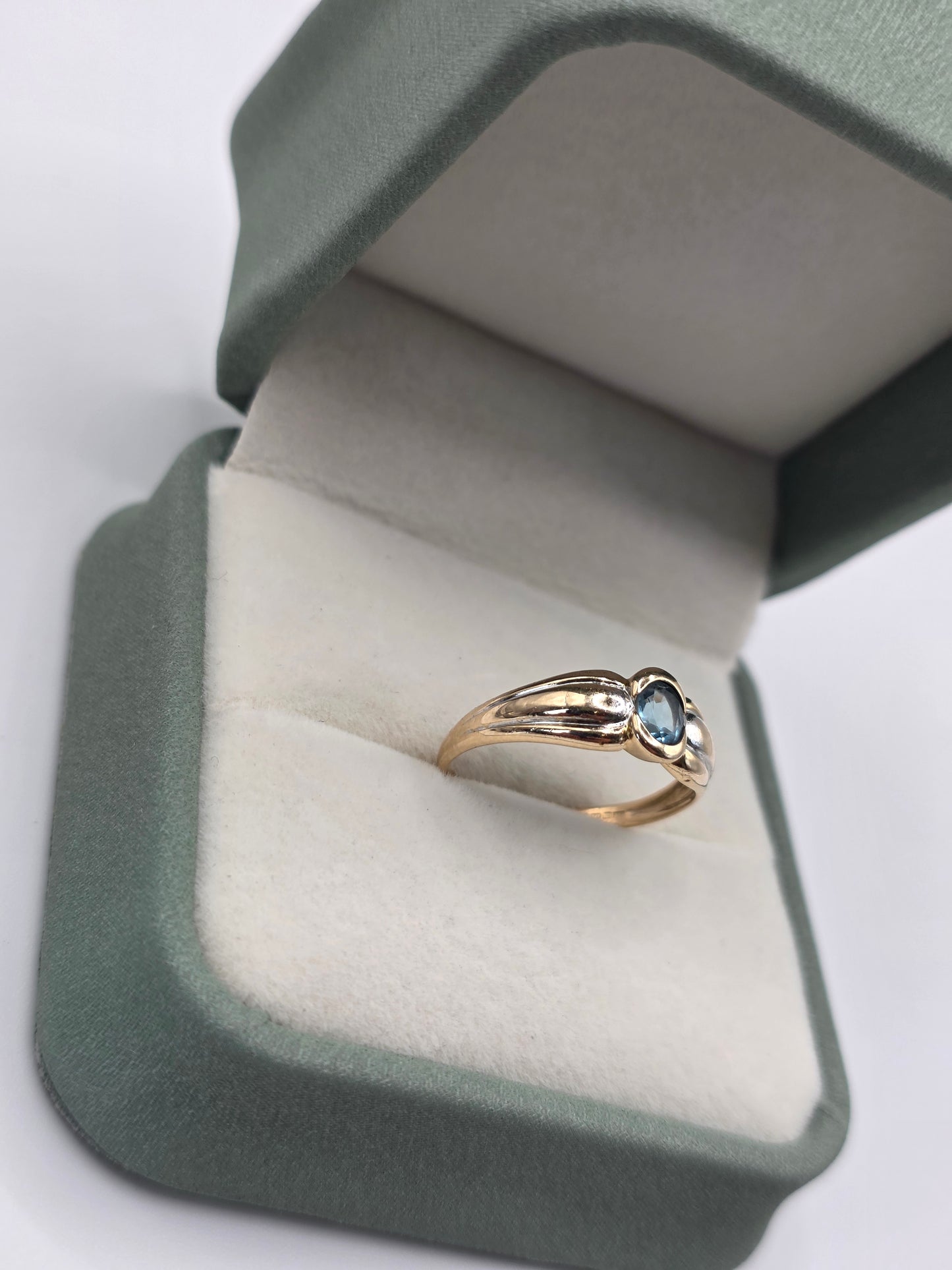 9ct gold topaz ring