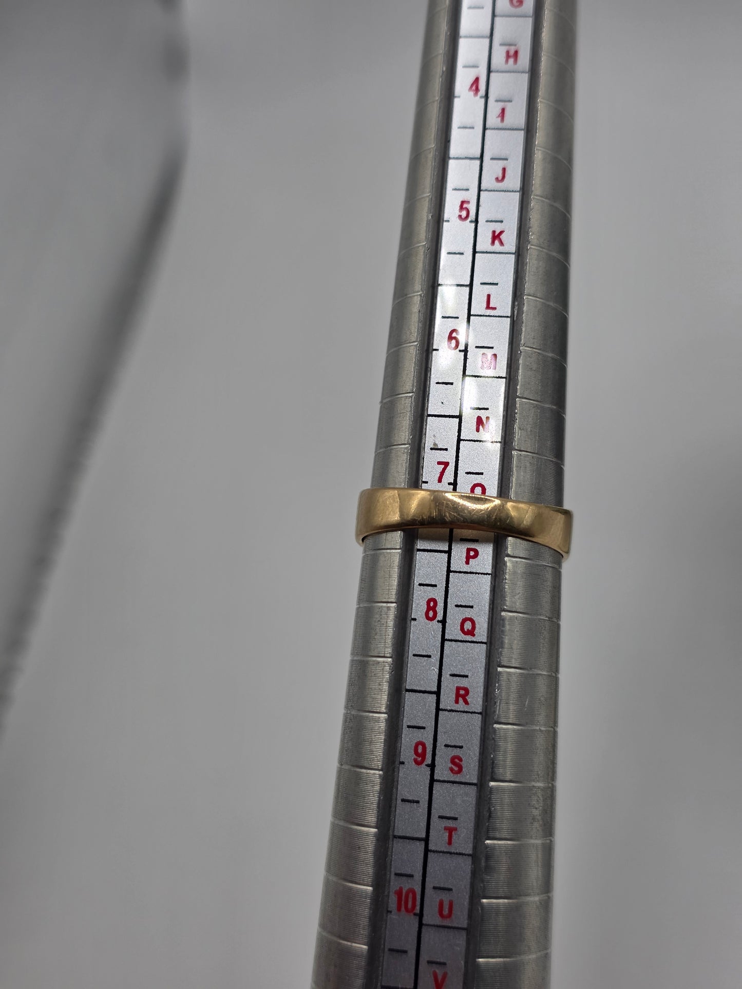 Heavy 9ct gold garnet ring