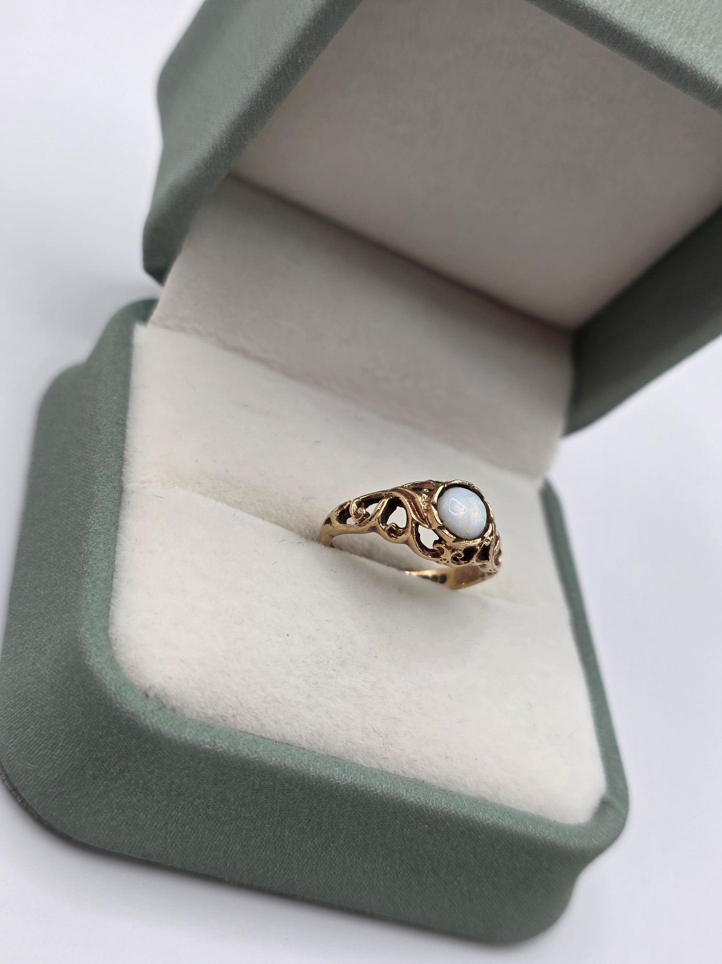 Vintage 9ct gold opal ring