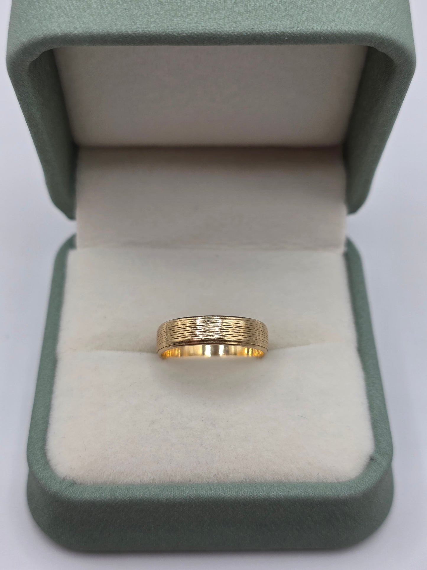 Vintage 9ct gold patterned ring