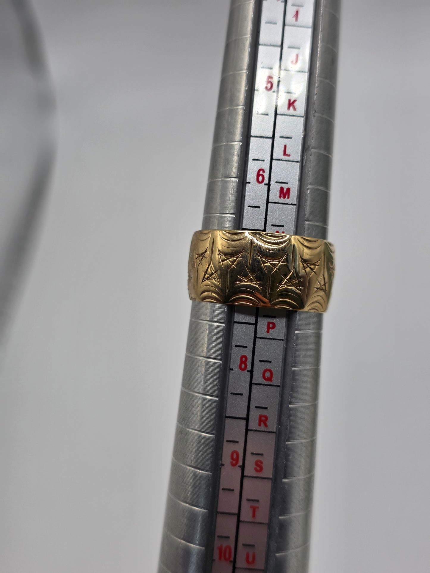 9ct gold patterned band ring