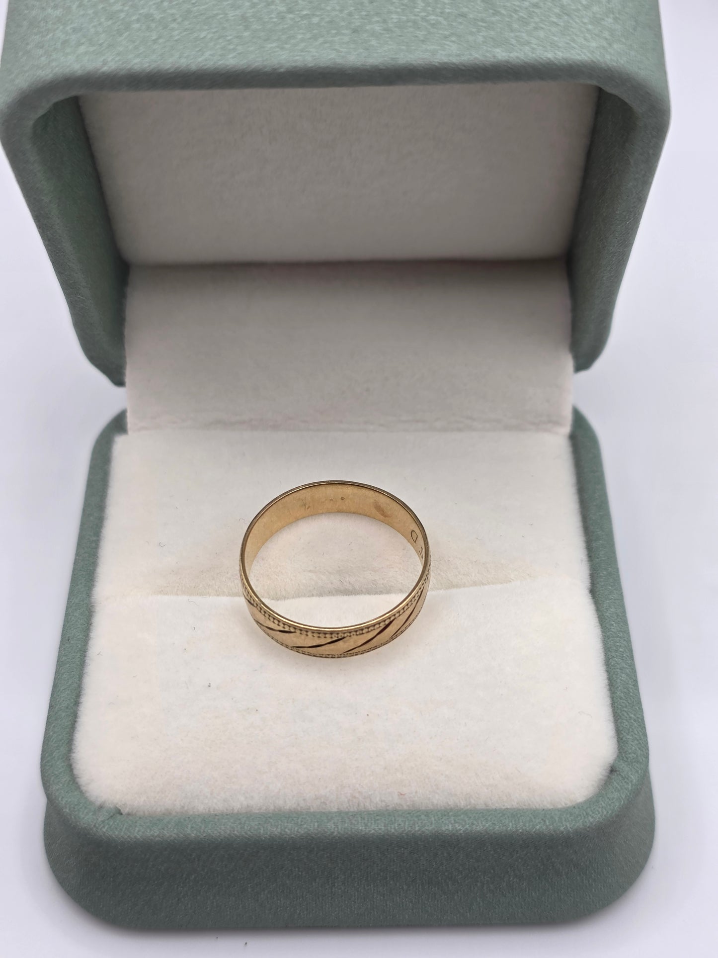 9ct gold patterned band ring