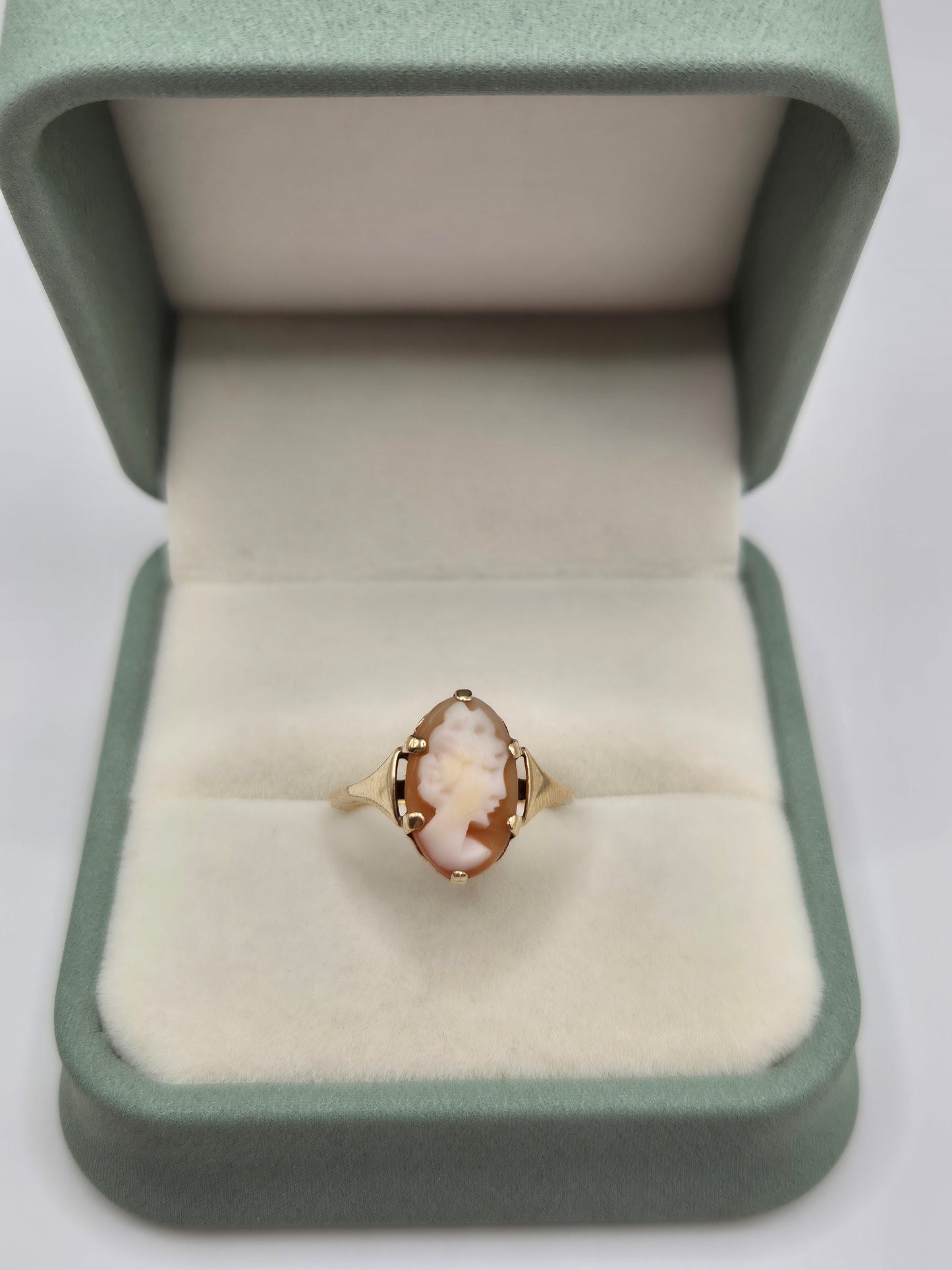 9ct gold cameo ring