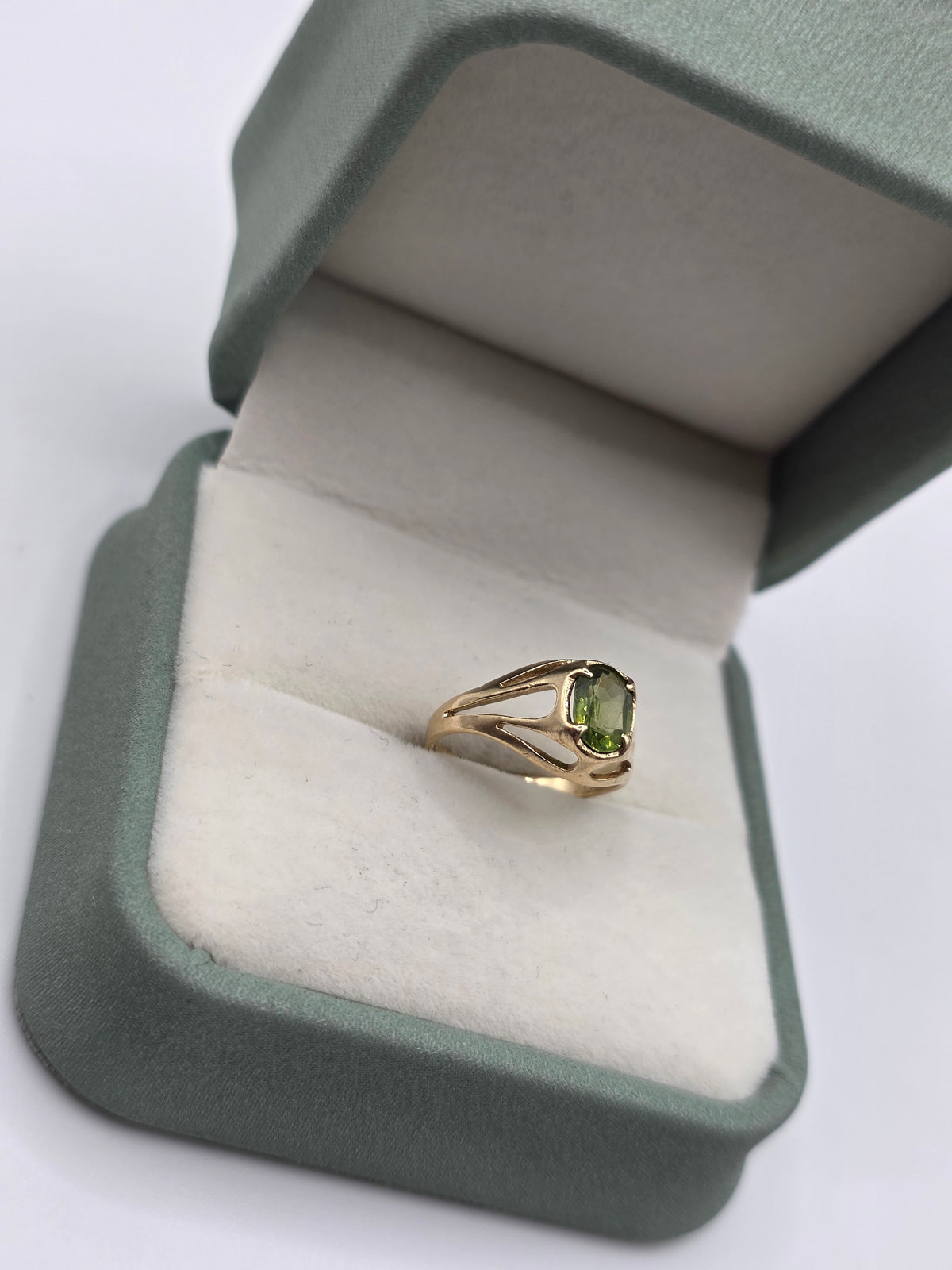 9ct gold peridot ring