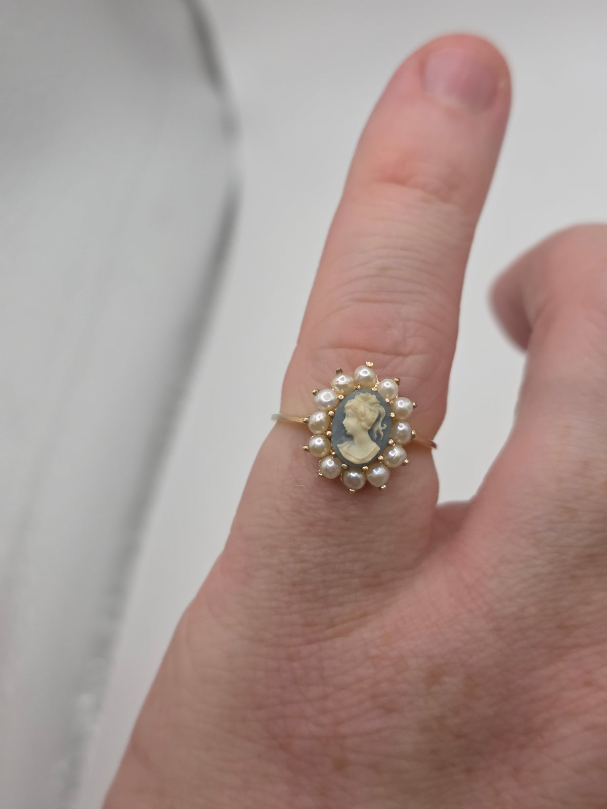 9ct gold wedgewood and pearl ring