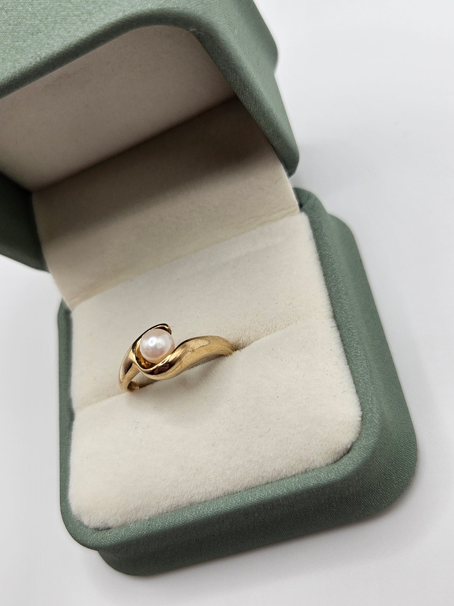 9ct gold pearl ring