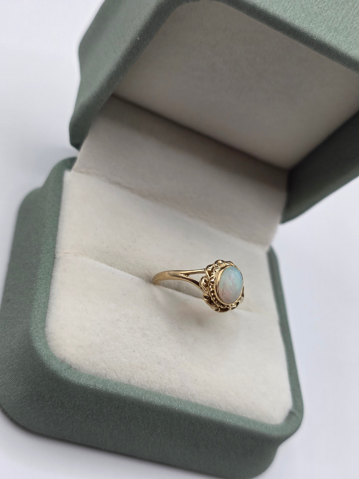 9ct gold opal ring