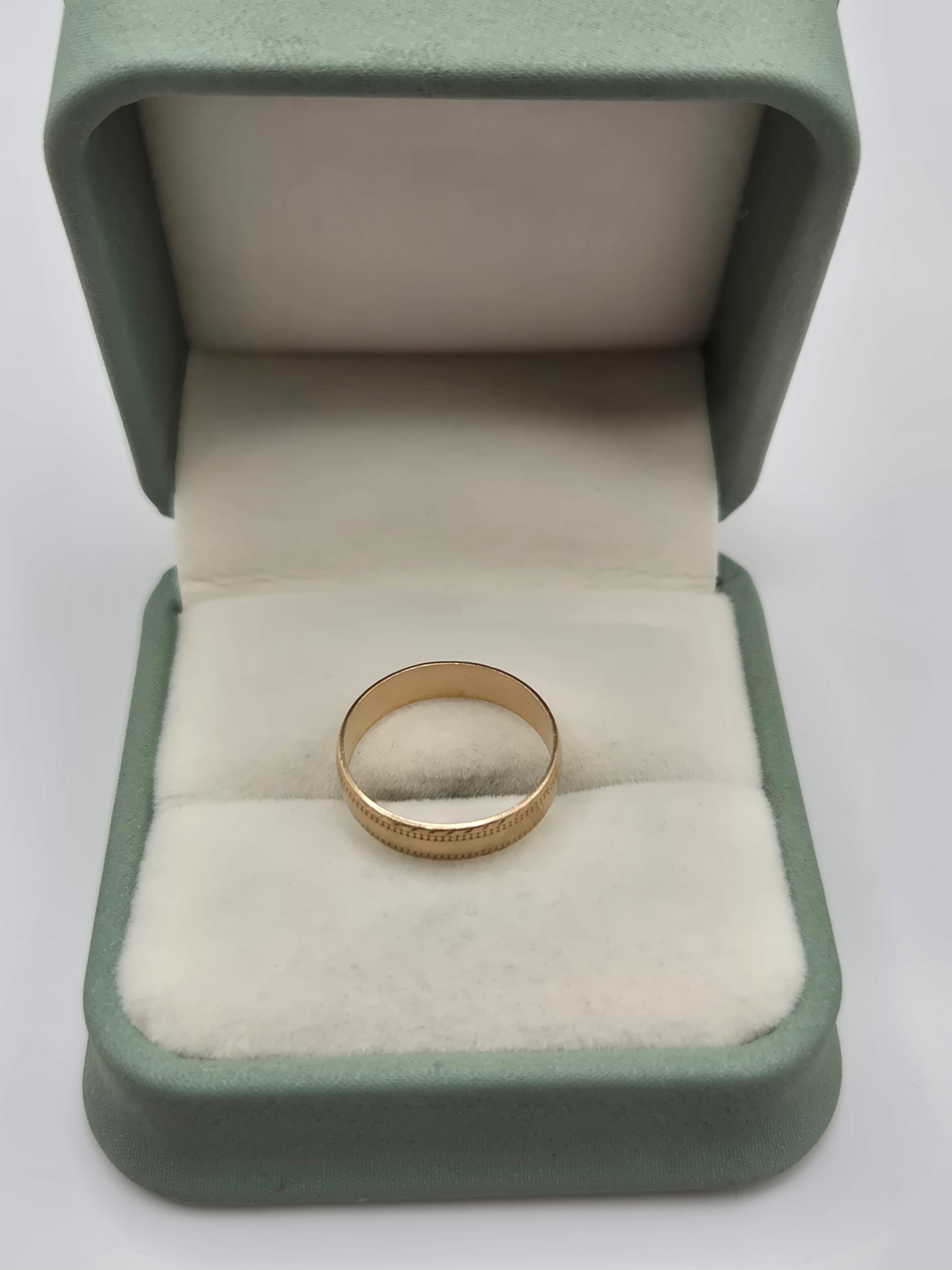 9ct gold patterned band ring
