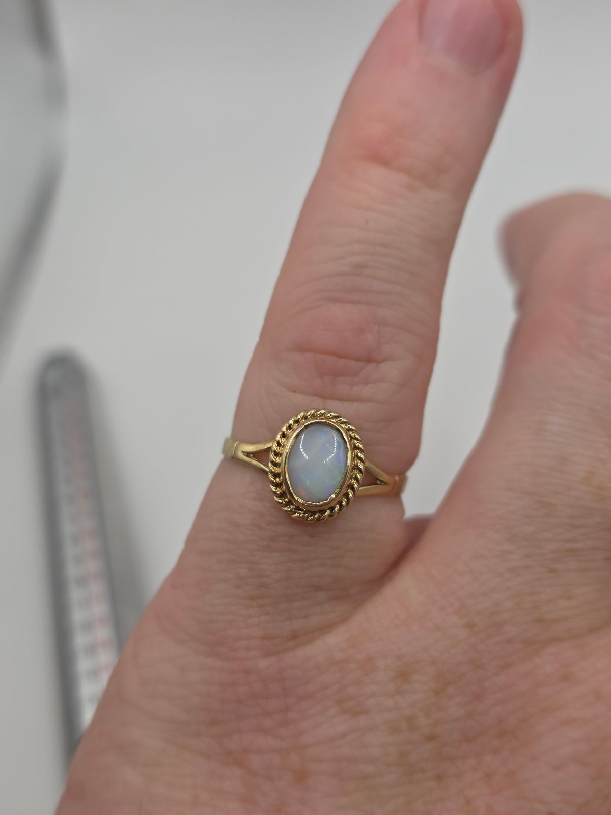 9ct gold opal ring